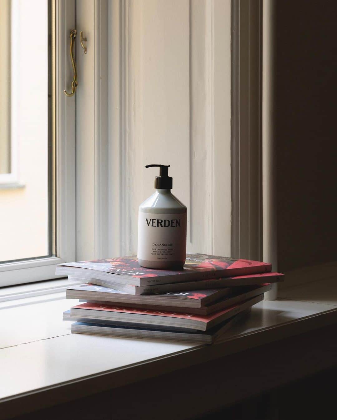 Kinfolk Magazineさんのインスタグラム写真 - (Kinfolk MagazineInstagram)「🫧 FREE gift alert 🫧 Get a free @verden.world hand and body balm worth $85 when you subscribe to Kinfolk today. Use code VERDEN at checkout on Kinfolk.com. Hurry—quantities are limited!  Only valid with new premium subscriptions. Offer valid in the US, UK and Europe.  (Photos: @ceciliejegsen, @sophiejanekirk, @amardeep)」11月14日 0時04分 - kinfolk