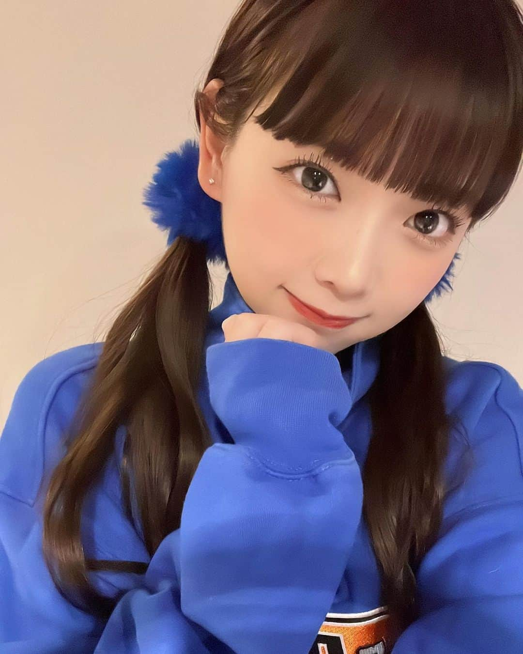 籾山ひめりのインスタグラム：「下めツインと高めツインどっちがすきー？👧🏻💙 ･  #ツインテール  #青 #アイドル #青担当  #ぱっつん前髪  #黒髪ロング #巻き髪 #ハーフジップ  #ootd」