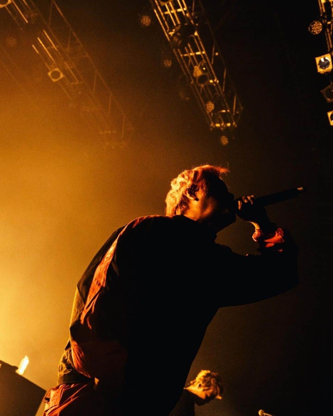N∀OKIのインスタグラム：「REDLINE TOUR 2023  Zepp Osaka Bayside  久々に舞い戻った REDLINE  2010年あの新たに再び 始まってく頃を思い出しつつ 無数の時を超えてきたけども 未だ根元は無論変わらん 剥き出しの勢いで 燃え尽きたわ  馴染みライブ面子にて 終始オモロん  ありがとうございました  また必ずや  次の日の朝まで家まで来て 寄生する中間ヒロシ恐るべし 起きて朝イチ酒飲んどった…南無る  写真 1〜5 @nekoze_photo  6〜10 @naoto_iwabuchi_」
