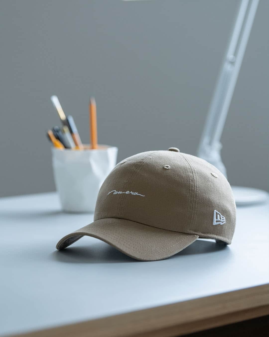 New Era Japan オフィシャル Instagram アカウントのインスタグラム：「【Handwritten Logo】⁠ ⁠ 手書き風のブランドネームをフロントに配したコレクション。軽量かつ柔らかな被り心地が特徴のカジュアルなベースボールキャップCasual Classicをベースモデルに採用しています。 ⁠ ⁠ #NewEra⁠ #ニューエラ」