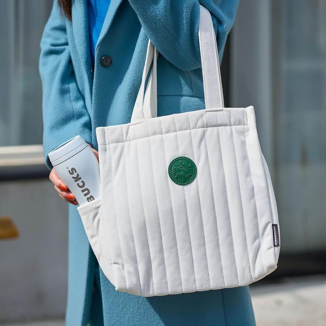 スターバックス JPのインスタグラム：「🛍️🧧 #スターバックス福袋 オンラインストアにて抽選エントリー受付中🎍 締切は、11/17(金)です📲  今年は、ボトルの持ち運びにも便利なサイドポケット付の起毛素材のトートバッグ。その中にグッズやコーヒーなどのアイテムがつまっています😊  #スターバックス #福袋」
