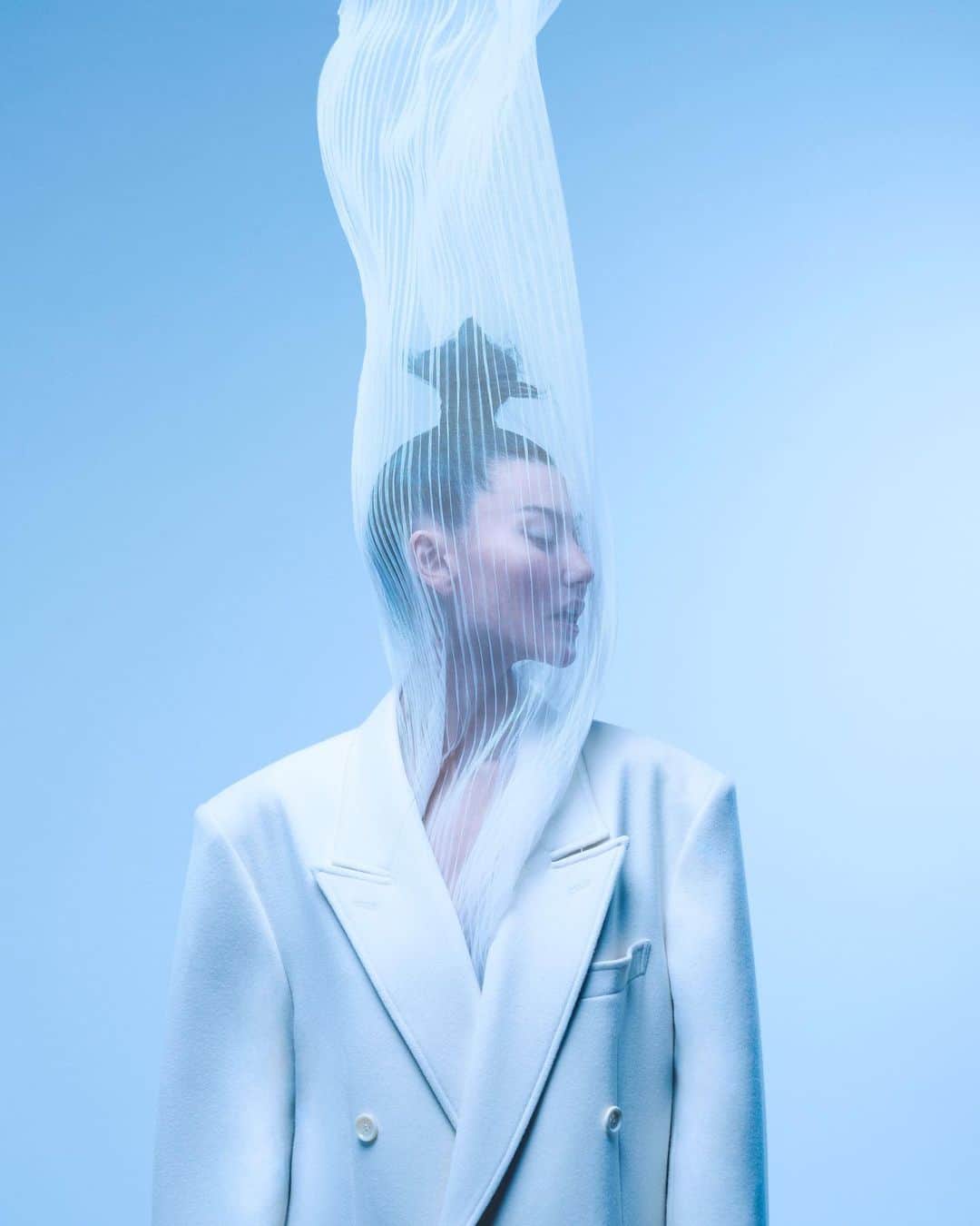 ジョンローレンスサリバンのインスタグラム：「2023SS White double breasted coat featured in GRAZIA Magazine.  Publication: @grazia  Model: @amalie_gassmann Stylist: @juanjosemoukonsue  Photographer: @niklashaze   @johnlawrencesullivan_store  @johnlawrencesullivan_womens  #johnlawrencesullivan」