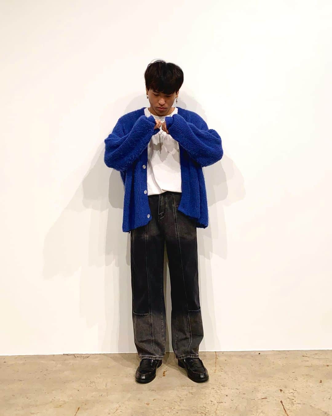 古謝那伊留さんのインスタグラム写真 - (古謝那伊留Instagram)「Blue × Black × White  最近寒くなってきたので、よくカーディガンを着てます✨  可愛い色が沢山あるので皆さま是非🎶  #ZOZOTOWN #interfactory #gu #カーディガン #デニムパンツ #ネックレス #fashion #ootd #outfit #instagood #mensfashion #used #instalike #classystreetwear #coordinate #メンズファッション #メンズスタイル #メンズコーデ #おしゃれさんと繋がりたい #今日のコーディネート #古着好きな人と繋がりたい #古着ミックス #古着mix #ふるぎみっくす」11月14日 11時04分 - nairu_koja