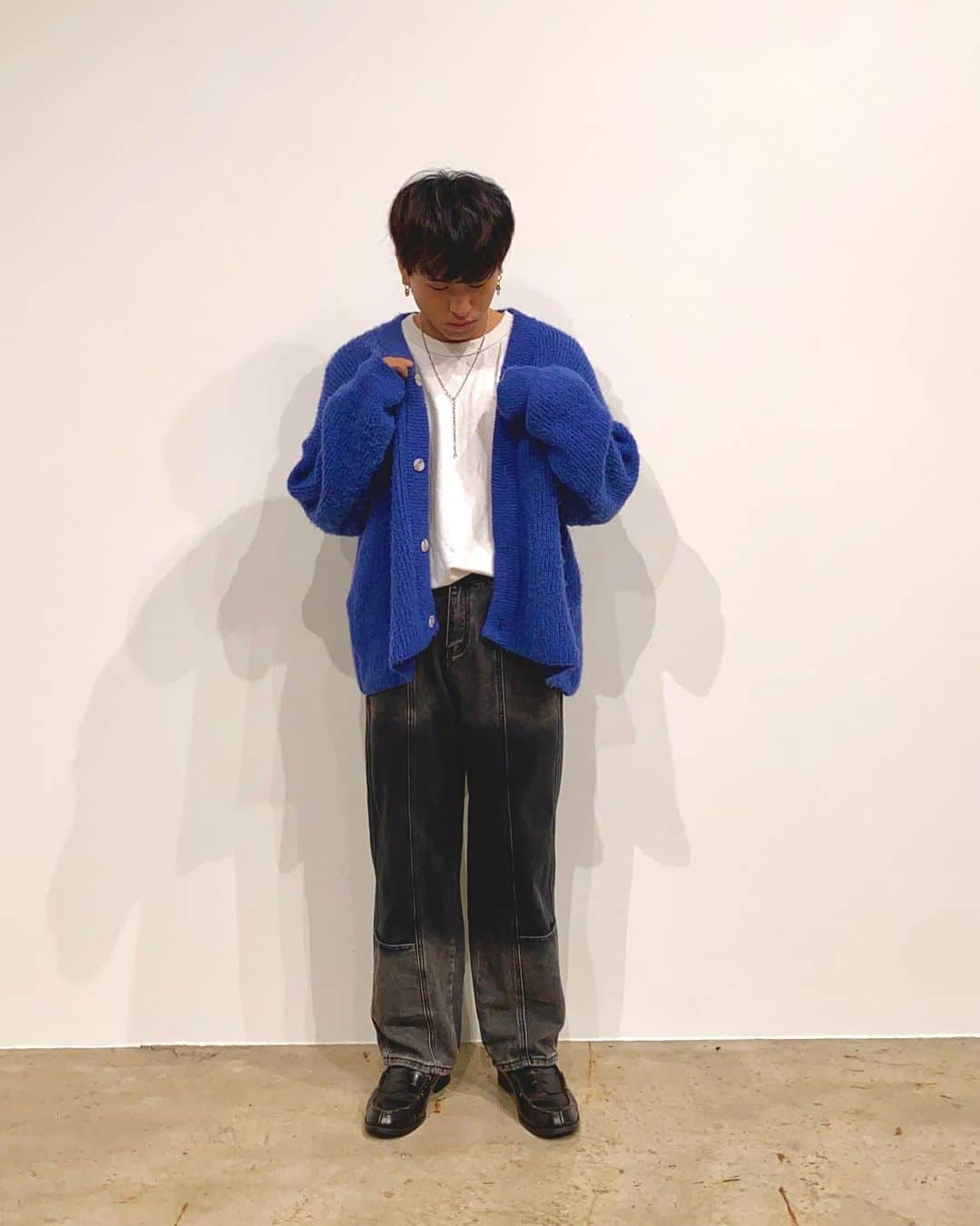 古謝那伊留さんのインスタグラム写真 - (古謝那伊留Instagram)「Blue × Black × White  最近寒くなってきたので、よくカーディガンを着てます✨  可愛い色が沢山あるので皆さま是非🎶  #ZOZOTOWN #interfactory #gu #カーディガン #デニムパンツ #ネックレス #fashion #ootd #outfit #instagood #mensfashion #used #instalike #classystreetwear #coordinate #メンズファッション #メンズスタイル #メンズコーデ #おしゃれさんと繋がりたい #今日のコーディネート #古着好きな人と繋がりたい #古着ミックス #古着mix #ふるぎみっくす」11月14日 11時04分 - nairu_koja
