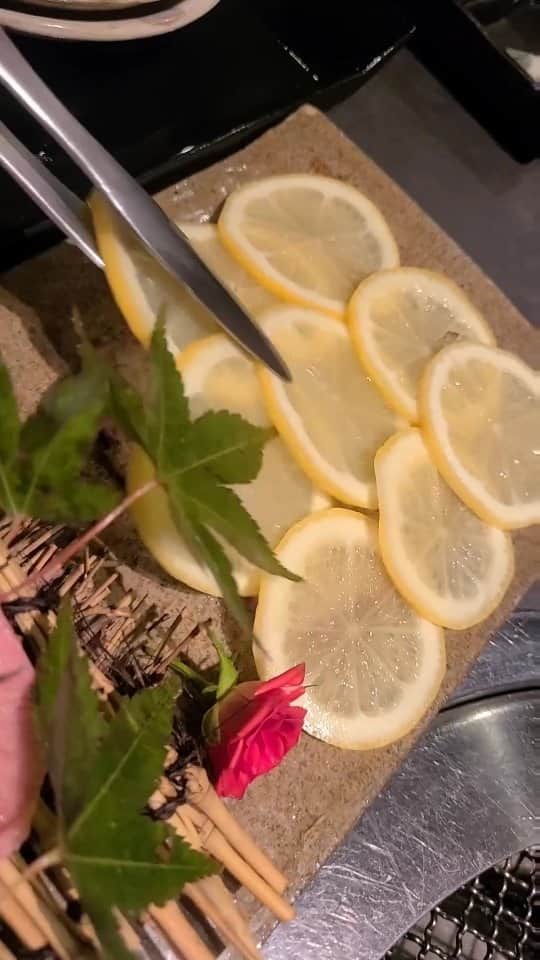 今堀恵理のインスタグラム：「福岡の西中洲にある『焼肉きらく』 12000円の極コースを食べました💕 ここは個室で綺麗だし焼肉屋さんと思えない店内です  ■白トリュフオイルのチョレギサラダ ■スーパーネギタン塩と上タン塩 ■キムチとナムルの盛り合わせ ■きらくのロース すき焼き風に食べます 卵黄と雲丹とともに食べて贅沢 １人2枚づつ出てきました ■ミニ冷麺 ■和牛ハラミと和牛サガリ ■九条ネギとずわい蟹のコムタンスープ ■特選和牛タレと塩 かめのこ たれ  いちぼのしお ■きらく名物 蟹いくらを巻いた肉巻きのお寿司 上にはキャビアが乗ってる ■カシスのシャーベット  大満足でした 接客も丁寧です  中洲のコーデ @shein_japan  @sheinofficial ブラウス 13368152  試すたび、好きが見つかる。届くたび、好きが増えてく。 SHEIN's Black Friday Sale 開催中ですよ 30万点以上の人気アイテムが限定値下げ。  クーポンコード BFJP450  良かったら使って下さい  #SHEIN1111sale#SHEINGoodFinds#SHEINforAll #loveshein #ad #saveinstyle」