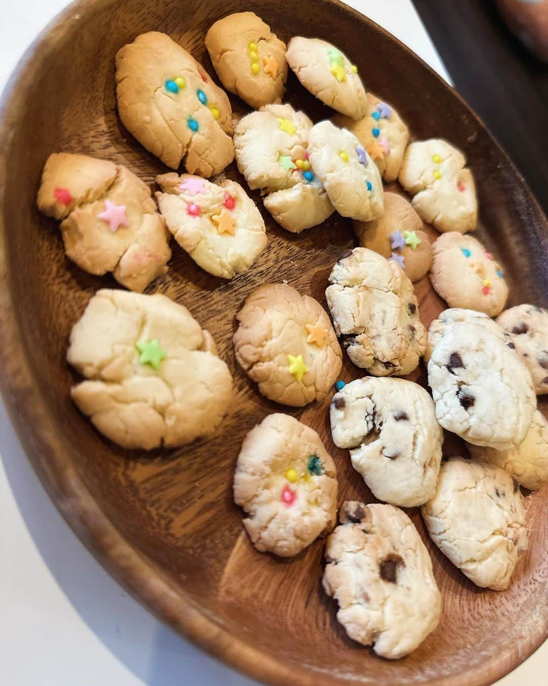 小脇美里のインスタグラム：「・ 娘とクッキー作りにハマる🍪  米粉で作るとサクサクでおいしい😋  まさか自分がクッキーを作るようになるとは🤭 （本来お菓子手作りとかあんまり得意じゃないタイプ。） 子どものおかげで日々新しい自分を発見。  娘は、プリンセス👸に、プリキュアに、クッキー作りに🍪 息子は、サッカー⚽️に、ワンピース漫画に、ポケモンメザスタデビュー。  母として、日々の振り幅だいぶ広め👀」