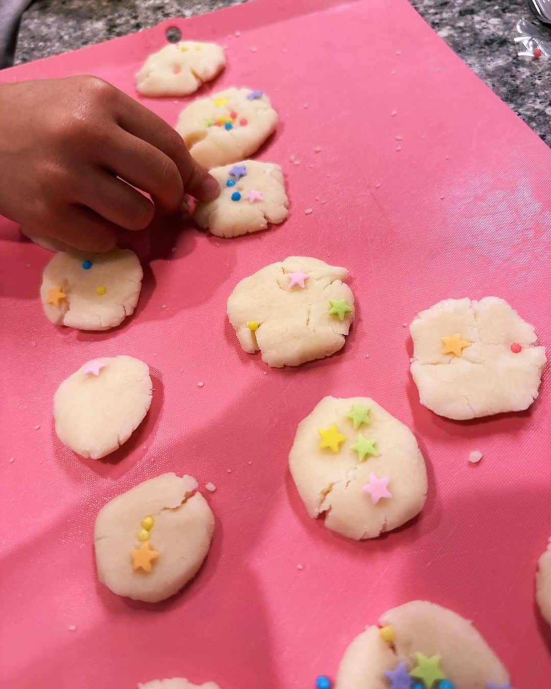 小脇美里さんのインスタグラム写真 - (小脇美里Instagram)「・ 娘とクッキー作りにハマる🍪  米粉で作るとサクサクでおいしい😋  まさか自分がクッキーを作るようになるとは🤭 （本来お菓子手作りとかあんまり得意じゃないタイプ。） 子どものおかげで日々新しい自分を発見。  娘は、プリンセス👸に、プリキュアに、クッキー作りに🍪 息子は、サッカー⚽️に、ワンピース漫画に、ポケモンメザスタデビュー。  母として、日々の振り幅だいぶ広め👀」11月14日 9時35分 - misatokowaki