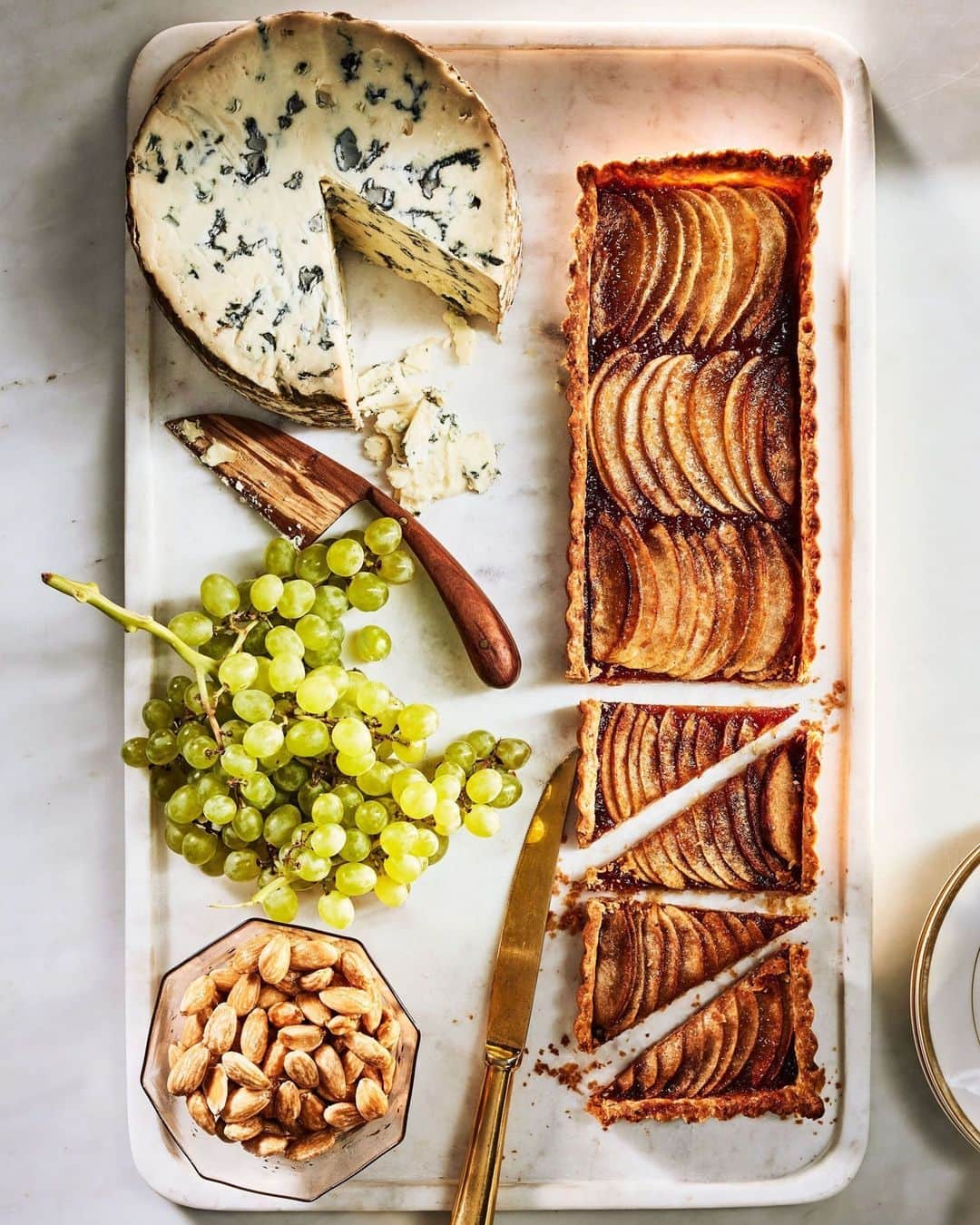 マーサ・スチュワートさんのインスタグラム写真 - (マーサ・スチュワートInstagram)「If you prefer a more savory ending to a meal, we have the dessert for you. We use Granny Smith apples in this tart that's both sweet and, well, tart. They're the perfect partner for the membrillo (Spanish quince paste) in the filling. Serve with creamy blue cheese, jewel-like green grapes, and crunchy Marcona almonds for the ultimate dessert platter. Get the recipe at the link in our bio. 📷: @behindthedawn」11月14日 10時05分 - marthastewart