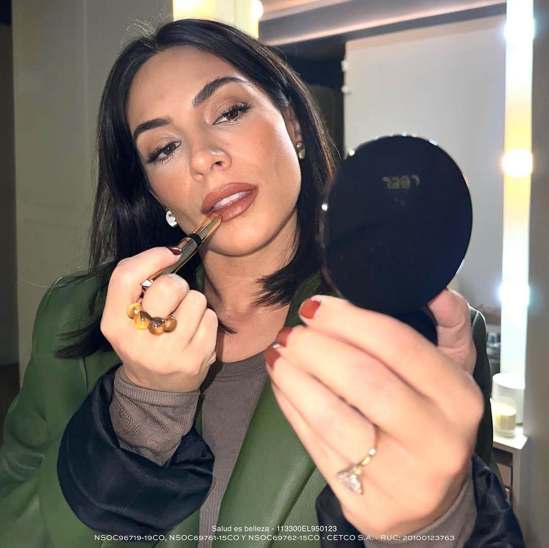Ana Brenda Contrerasのインスタグラム：「Look de hoy con @lbelonline 💜 💋 Labios full color con mi Labial Infini, con ácido hialurónico 💄 amo que deja mis labios hidratados y suaves  👁️‍🗨️ Y para resaltar la mirada, mi Kit de Cejas y Ojos de L’BEL. Con un producto, perfecciona, enmarca y define la cejas y ojos 💕  ¿Te gustó el look?   #publicidad #LBEL」