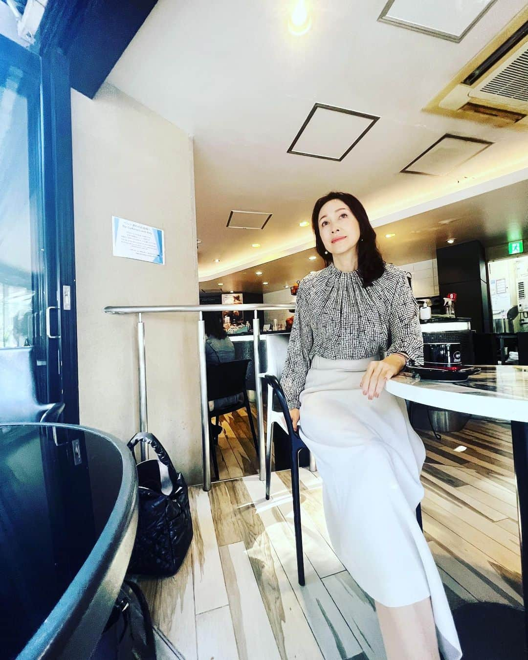 藤田陽子のインスタグラム：「打合せで、私が知らないうちに激写？された写真。  私って考えごとしている時、こんな怖い顔してるのね… と思った1枚でした、笑  @yoko.fujita.official  @define_beauty_japan  @definebeautyjapan   #お仕事 #お仕事コーデ #お仕事女子 #びっくり #カフェ好き #カフェ好きな人と繋がりたい #アラフィフ #アラフィフ女子 #アラフィフファッション #アラフィフライフ」