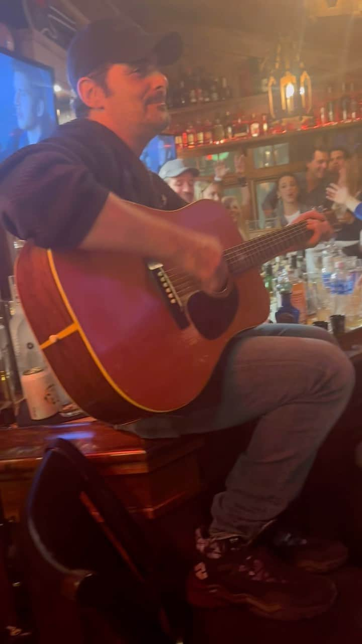 アリシア・ウィットのインスタグラム：「part two of the most wonderful nashville night… @kimberlywilliamspaisley and @bradpaisley celebrated the evening by having us over to their very own irish pub- the best bar in town. little did we know we would end up becoming background vocalists for brad’s soon to be released new song! which you’ll hear soon 🙃meanwhile - the end of Margaritaville to show you just a glimpse of the joy ❤️ thank you for the sweetest thing that you said about me during your earlier song too! 🎶   one of the happiest and most inspiring nights in recent memory - with the loveliest company imaginable.   how i love living in nashville ✨」