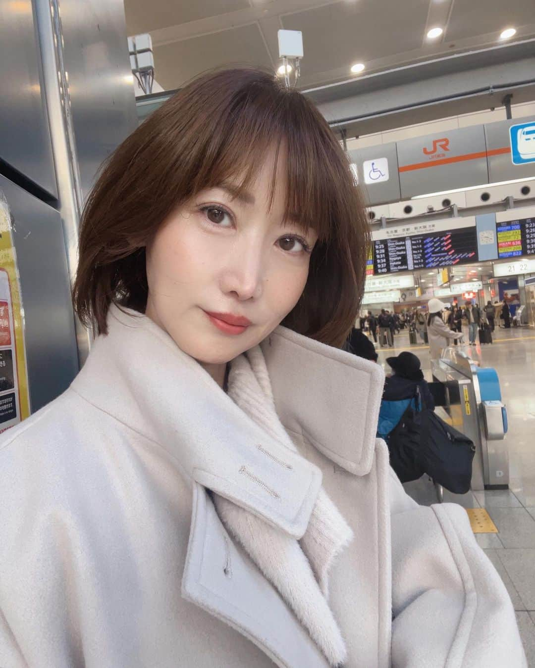 渋谷恭子のインスタグラム：「日帰り名古屋出張🚄行ってきます😊  よろしければストーリーも見てくださいね💓  #新幹線 #日帰り #出張 #日帰り出張 #アラフィフ #アラフィフライフ #セミナー #ボブ #ショートボブ #大人ボブ #ボブヘア #ボブスタイル #コート」