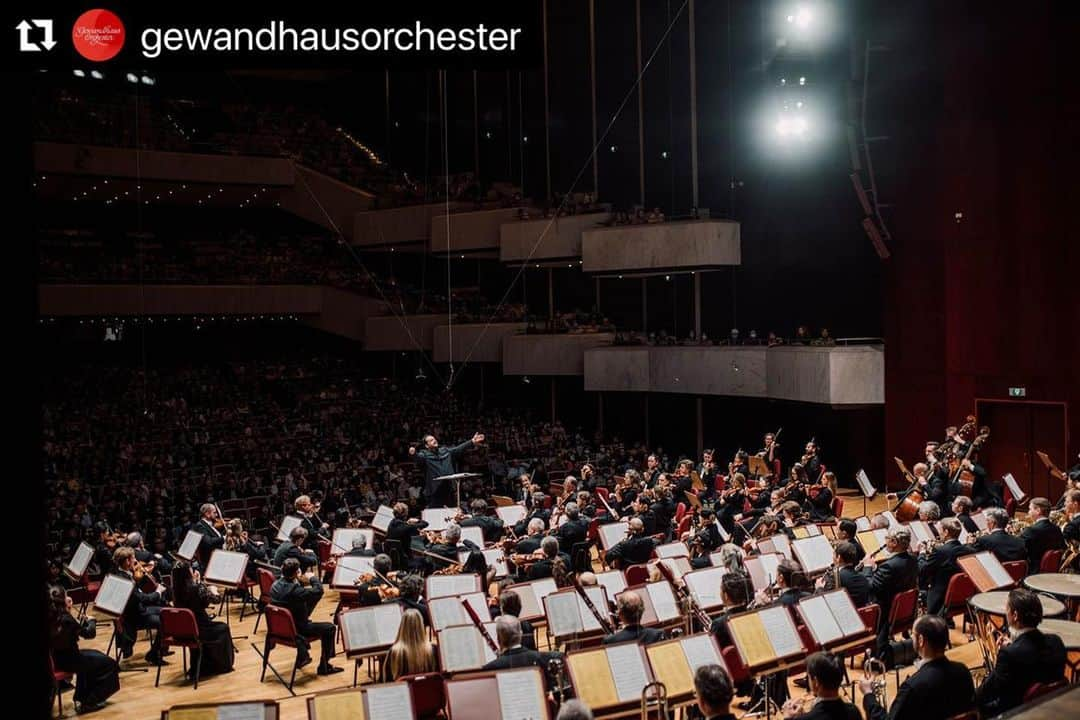 藤田真央さんのインスタグラム写真 - (藤田真央Instagram)「It was such an amazing experience with the incredible @gewandhausorchester and @andrisnelsons in Taiwan. Extremely happy to share the amazingly beautiful Schumann piano concerto with them. And excited to be back in Leipzig in June 2024 with Mozart concerto!  📷 @konradstoehrfotograf」11月14日 9時48分 - maofujita_piano