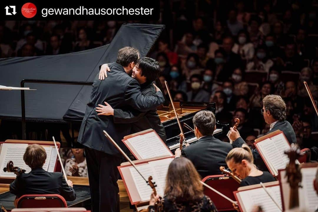 藤田真央さんのインスタグラム写真 - (藤田真央Instagram)「It was such an amazing experience with the incredible @gewandhausorchester and @andrisnelsons in Taiwan. Extremely happy to share the amazingly beautiful Schumann piano concerto with them. And excited to be back in Leipzig in June 2024 with Mozart concerto!  📷 @konradstoehrfotograf」11月14日 9時48分 - maofujita_piano