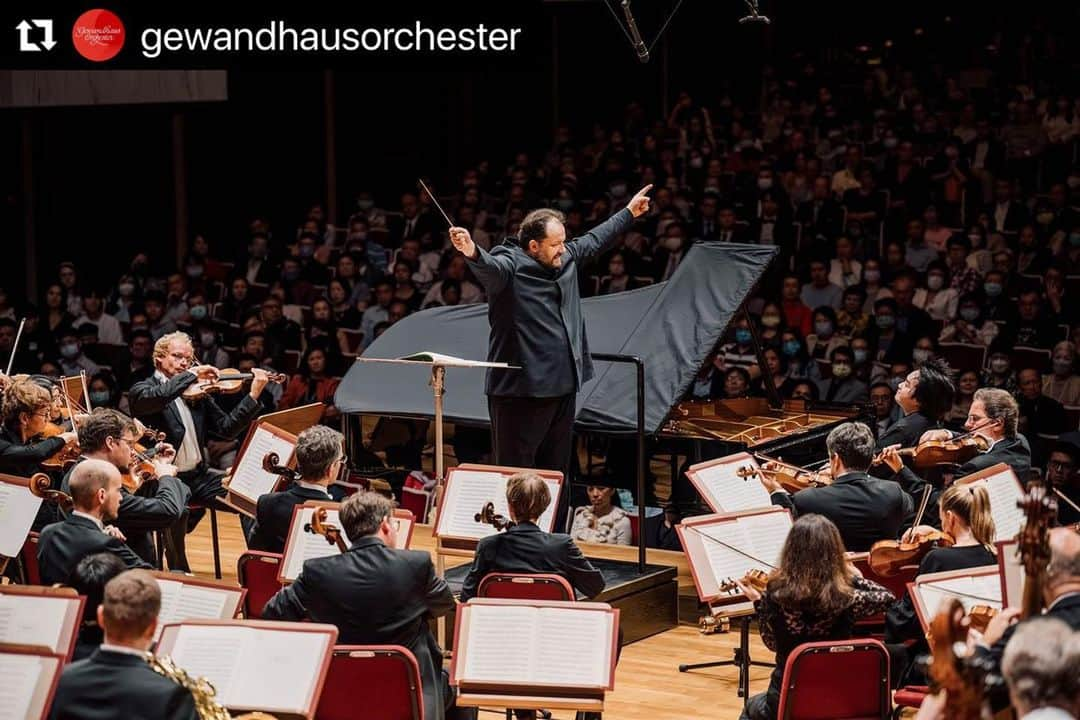 藤田真央さんのインスタグラム写真 - (藤田真央Instagram)「It was such an amazing experience with the incredible @gewandhausorchester and @andrisnelsons in Taiwan. Extremely happy to share the amazingly beautiful Schumann piano concerto with them. And excited to be back in Leipzig in June 2024 with Mozart concerto!  📷 @konradstoehrfotograf」11月14日 9時48分 - maofujita_piano