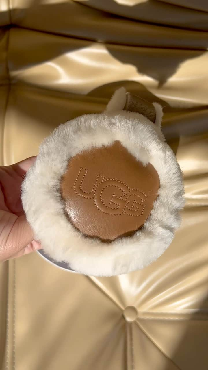 アグのインスタグラム：「Goodbye headphones, hello 🧸 + 🎧.   #UGG #ColdWeather #Earmuffs #UggEarmuffs #ColdWeatherOutfits」