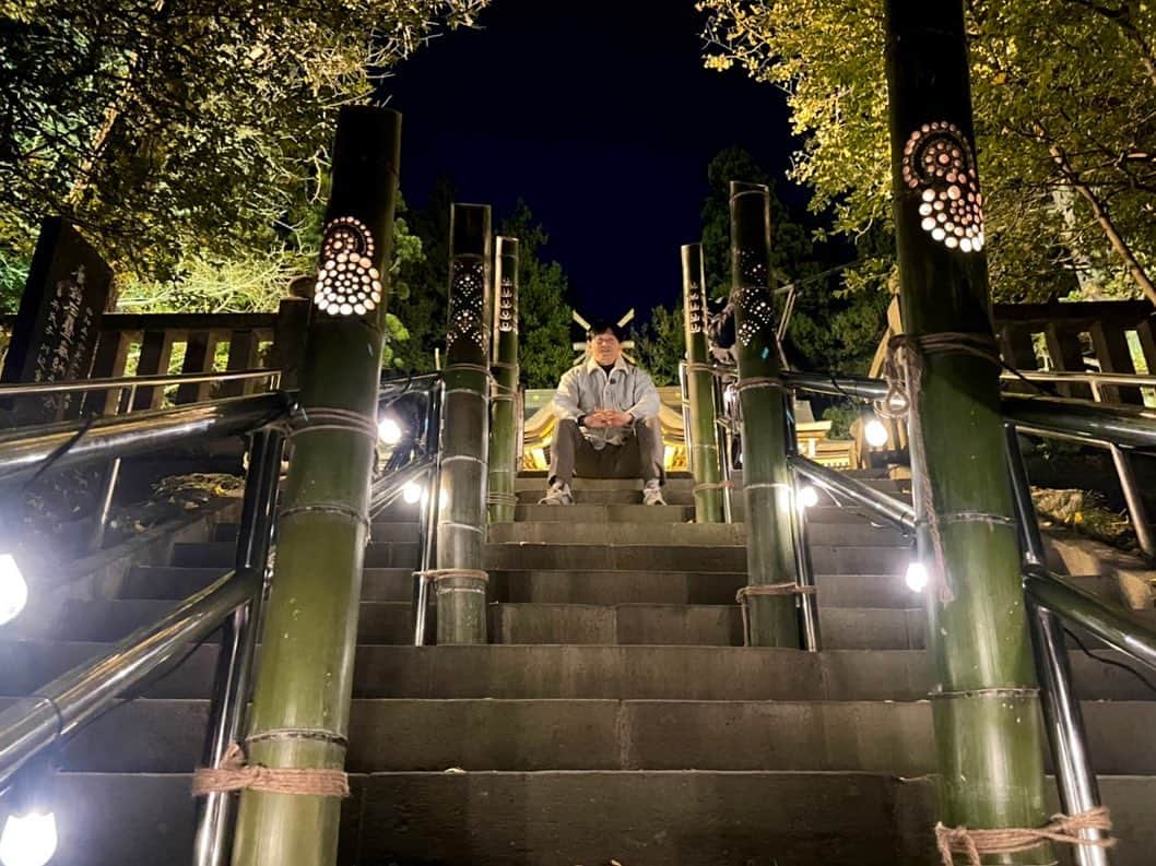 依田司さんのインスタグラム写真 - (依田司Instagram)「11月14日(火) 埼玉県長瀞にある「宝登山神社」の紅葉をご紹介。 1900年もの間続く格式高い神社です。 何処もそうですが、今年は暖かさの影響で色の進みが遅く、例年この時期終わっているイチョウの黄葉も残っています。 また「宝登山」の「宝」にちなみ、打ち出の小づちおみくじなるものも…めったにおみくじを引かない私、なんと「大吉」でした。 散策して小腹が空いたら名物「黄金だんご」や「ミニ豚丼」がおすすめです。 ライトアップは26(日)まで。  #宝登山神社 #resoundclothing #リサウンドクロージング #依田さん #依田司 #お天気検定 #テレビ朝日 #グッドモーニング #サタデーステーション #気象予報士 #お天気キャスター #japan #japantrip #japantravel #unknownjapan #japanAdventure #japanlife #lifeinjapan #instagramjapan #instajapan #療癒 #ilovejapan #weather #weathercaster #weatherforecast」11月14日 9時43分 - tsukasa_yoda