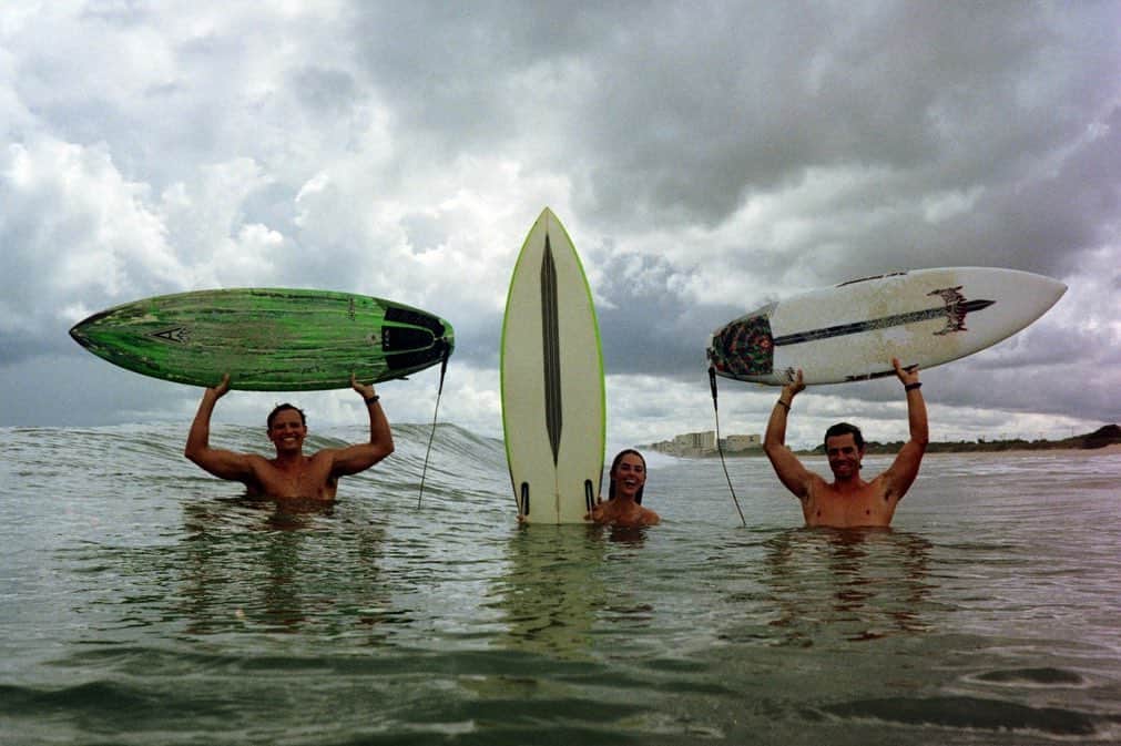 Emily Zeckのインスタグラム：「I love my friends!!!!! I love surfing!!! I love warm water and no wetsuits and old underwater film cameras!!! #nikonosv」