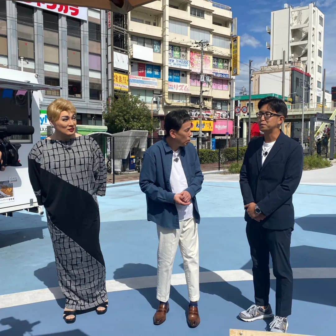 ナジャ・グランディーバstaffさんのインスタグラム写真 - (ナジャ・グランディーバstaffInstagram)「今日の #ウラナジャ は、  昨日に続き２人は FULALI KYOBASHIでキッチンカー巡り。 ローストビーフ丼、ホルモン、 餃子、ラーメン、焼きそばと、 自分の食べたいものをピックアップ!  番組HP bit.ly/uranadja  #ウラウラ #浦川泰幸 #ナジャグランディーバ #京橋 #FULALIKYOBASHI」11月14日 9時45分 - nadja_grandiva_staff