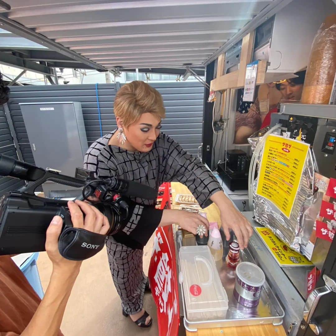 ナジャ・グランディーバstaffさんのインスタグラム写真 - (ナジャ・グランディーバstaffInstagram)「今日の #ウラナジャ は、  昨日に続き２人は FULALI KYOBASHIでキッチンカー巡り。 ローストビーフ丼、ホルモン、 餃子、ラーメン、焼きそばと、 自分の食べたいものをピックアップ!  番組HP bit.ly/uranadja  #ウラウラ #浦川泰幸 #ナジャグランディーバ #京橋 #FULALIKYOBASHI」11月14日 9時45分 - nadja_grandiva_staff