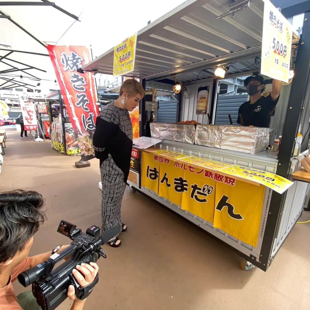ナジャ・グランディーバstaffさんのインスタグラム写真 - (ナジャ・グランディーバstaffInstagram)「今日の #ウラナジャ は、  昨日に続き２人は FULALI KYOBASHIでキッチンカー巡り。 ローストビーフ丼、ホルモン、 餃子、ラーメン、焼きそばと、 自分の食べたいものをピックアップ!  番組HP bit.ly/uranadja  #ウラウラ #浦川泰幸 #ナジャグランディーバ #京橋 #FULALIKYOBASHI」11月14日 9時45分 - nadja_grandiva_staff