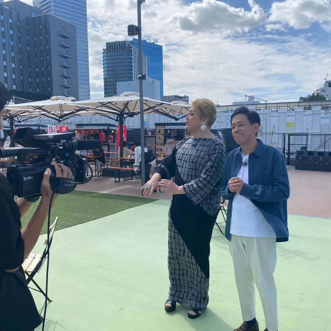 ナジャ・グランディーバstaffさんのインスタグラム写真 - (ナジャ・グランディーバstaffInstagram)「今日の #ウラナジャ は、  昨日に続き２人は FULALI KYOBASHIでキッチンカー巡り。 ローストビーフ丼、ホルモン、 餃子、ラーメン、焼きそばと、 自分の食べたいものをピックアップ!  番組HP bit.ly/uranadja  #ウラウラ #浦川泰幸 #ナジャグランディーバ #京橋 #FULALIKYOBASHI」11月14日 9時45分 - nadja_grandiva_staff