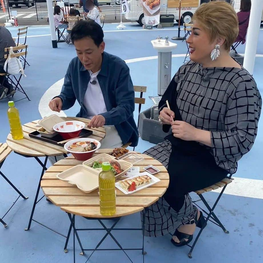 ナジャ・グランディーバstaffのインスタグラム：「今日の #ウラナジャ は、  昨日に続き２人は FULALI KYOBASHIでキッチンカー巡り。 ローストビーフ丼、ホルモン、 餃子、ラーメン、焼きそばと、 自分の食べたいものをピックアップ!  番組HP bit.ly/uranadja  #ウラウラ #浦川泰幸 #ナジャグランディーバ #京橋 #FULALIKYOBASHI」