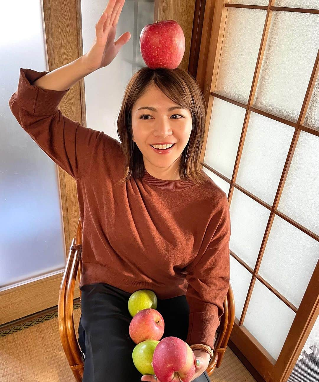 千葉真由佳のインスタグラム：「【旬味わってます🍎】 先週はりんご祭りでした！(個人的な...！)  1.2枚目は祖母の家にて🏠 お隣の優しいお母さんが 自身で育てたりんごを分けてくれました😊 もぎたての王林🍏とふじ🍎 すーっごくいい香りに包まれてます。  3〜5枚目は 藤崎町のふじさき食彩テラス💨 りんご飴専門店があるときいて食べてきました〜！ カットされていて食べやすく、夏祭りの味がした😍 りんご飴のオブジェが大きくてびっくり🫢🍎  6〜8枚目は 青森駅前のりんご市場です。 いろんな品種を置いていて1つから買える☝️ 食べ比べしたいときには最高の売り場です😍 気になっていた１個500円の「こうとく」は 小ぶりなのにずっしり重い😳！ 切るとこんなに蜜が入っていました❣️ 甘くて美味しかったなぁ〜... 北斗と星の金貨もGET✌️  はぁ〜秋は幸せたくさん🍎🍏 次はなんの品種を食べようかな  #青森りんご#旬の食材#🍎 #aomoritrip#apple #ふじさきまちのりんごあめ #ふじさき食彩テラス #藤崎町#ふじ#王林#こうとく #青森駅前#りんご市場 #活彩市場ぴあ #フリーアナウンサー #千葉真由佳」