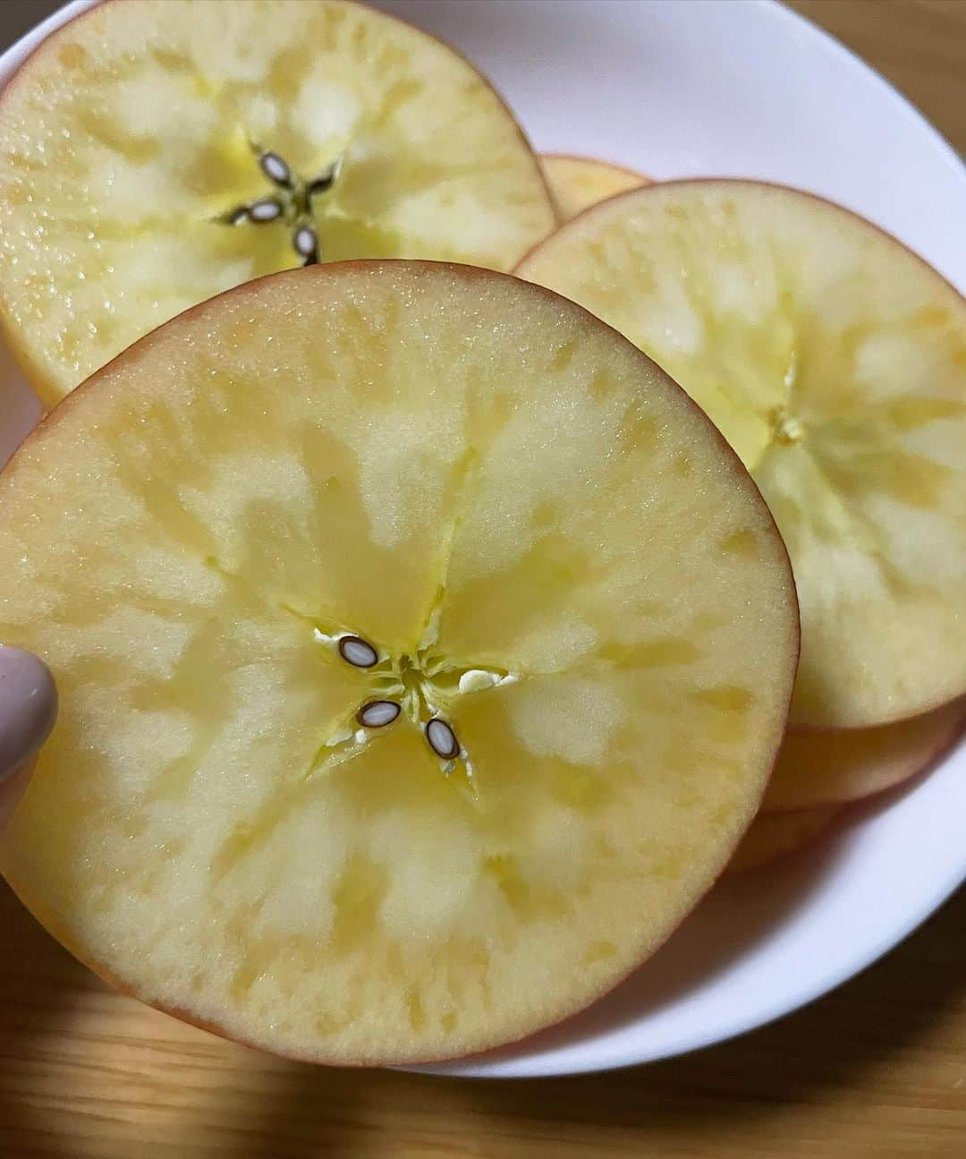 千葉真由佳さんのインスタグラム写真 - (千葉真由佳Instagram)「【旬味わってます🍎】 先週はりんご祭りでした！(個人的な...！)  1.2枚目は祖母の家にて🏠 お隣の優しいお母さんが 自身で育てたりんごを分けてくれました😊 もぎたての王林🍏とふじ🍎 すーっごくいい香りに包まれてます。  3〜5枚目は 藤崎町のふじさき食彩テラス💨 りんご飴専門店があるときいて食べてきました〜！ カットされていて食べやすく、夏祭りの味がした😍 りんご飴のオブジェが大きくてびっくり🫢🍎  6〜8枚目は 青森駅前のりんご市場です。 いろんな品種を置いていて1つから買える☝️ 食べ比べしたいときには最高の売り場です😍 気になっていた１個500円の「こうとく」は 小ぶりなのにずっしり重い😳！ 切るとこんなに蜜が入っていました❣️ 甘くて美味しかったなぁ〜... 北斗と星の金貨もGET✌️  はぁ〜秋は幸せたくさん🍎🍏 次はなんの品種を食べようかな  #青森りんご#旬の食材#🍎 #aomoritrip#apple #ふじさきまちのりんごあめ #ふじさき食彩テラス #藤崎町#ふじ#王林#こうとく #青森駅前#りんご市場 #活彩市場ぴあ #フリーアナウンサー #千葉真由佳」11月14日 9時45分 - mayuka.chiba