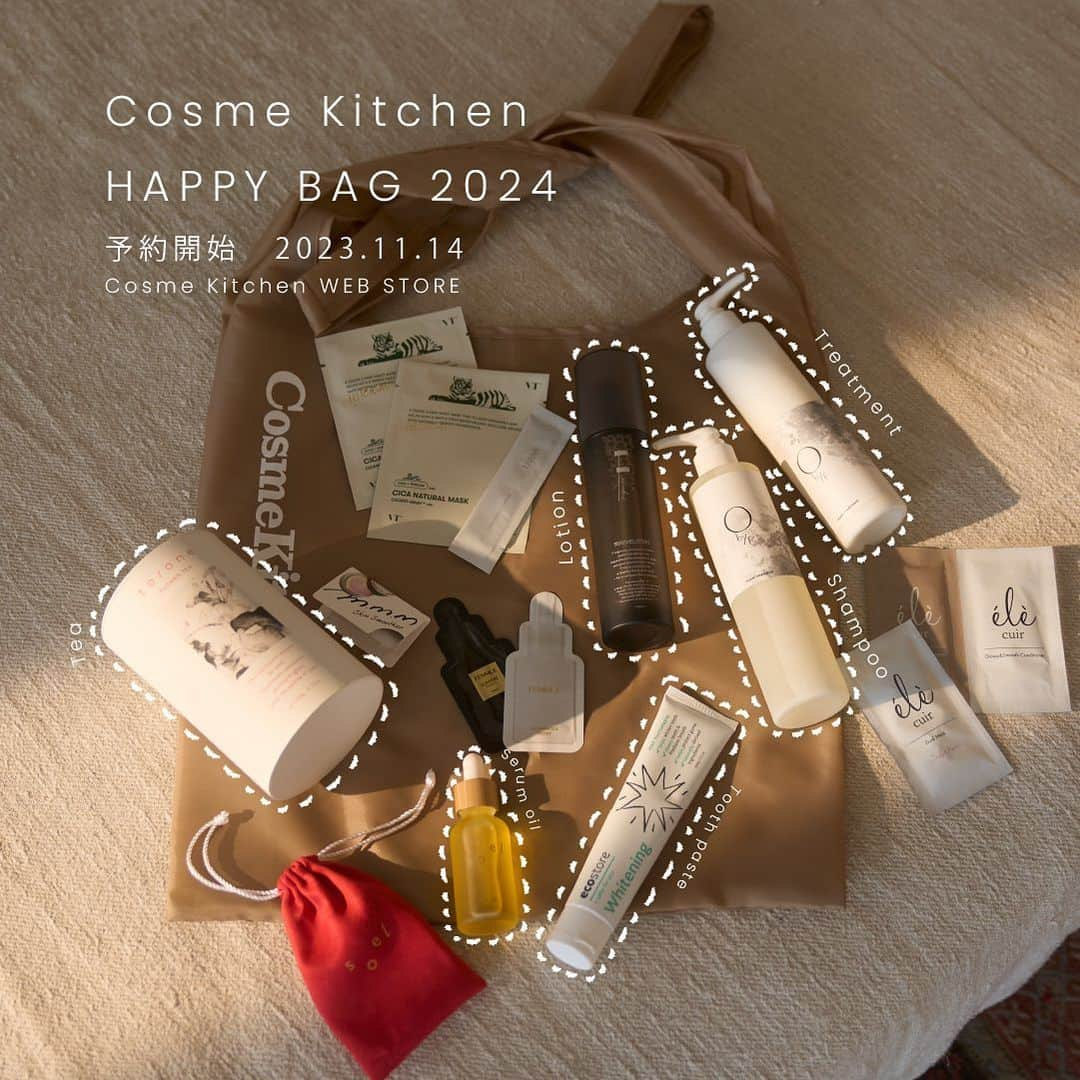 コスメキッチンさんのインスタグラム写真 - (コスメキッチンInstagram)「＼ WEB STORE 本日予約開始🎍 ／  - Cosme Kitchen HAPPY BAG 2024  ハッピーな新年を彩る、コスメキッチンの人気アイテムを詰め込んだ数量限定バッグがコスメキッチン WEB STOREにて予約開始！🛍️  髪や肌に優しいアルカリ還元イオン水をベースに、補修、保湿力に優れた成分配合にこだわった、O by Fのシャンプー、トリートメントをはじめ、コスメキッチンの化粧品部門で1位を取り続けているF organicsのモイスチャーローション、美味しくビタミンC補給を叶えるto/oneのフラワーティーフレッシュベリーが現品サイズでイン。 また、このキットでしか手に入らないsoelの限定ポーチに入ったセサミオイルもセットになって、約20,000円相当が8,800円（税込）に！🧧  さらには、VTのシートマスク2枚や、elecuireのヘアケアアイテム、お試しサイズの大人気m.m.mのスキンスムーザーをはじめ、発売前のアイテムが一足先にお楽しみいただけるサシェをラインアップ。  ■キット内容 ・【O by F】モイストシャンプー 250mL ・【O by F】リペアトリートメント 250g ・【F organics】モイスチャーローション 150mL ・【to/one】フラワーティー フレッシュベリー＜20包＞ ・【ecostore】トゥースペースト＜ホワイトニング＞ 100g ・【soel】LIVING-OIL オーガニックセサミオイル 30mL 限定ポーチ付き ・【VT】VT シカナチュラル マスク 2枚  ・【SNIDEL BEAUTY】リファイニング パウダーウォッシュ サシェ ・【FEMMUE】イルミナス ベルベット サシェ ・【FEMMUE】ルミエール ヴァイタルC サシェ ・【ele cuir】スリーエレメントシャンプー（L&F） サシェ ・【ele cuir】グロッシー＆スムースコンディショナー（L&F） サシェ ・【ele cuir】デュアル マスク (スカルプ＆ヘア) サシェ ・【m.m.m】スキンスムーザー PW ミニサイズ ・未発売アイテムのお楽しみサシェ ・【Cosme Kitchen】オリジナルエコバッグ  #cosmekitchen #コスメキッチン #naturalcosmetics #ナチュラルコスメ #ハッピーバッグ #happybag #福袋」11月14日 9時57分 - cosmekitchen