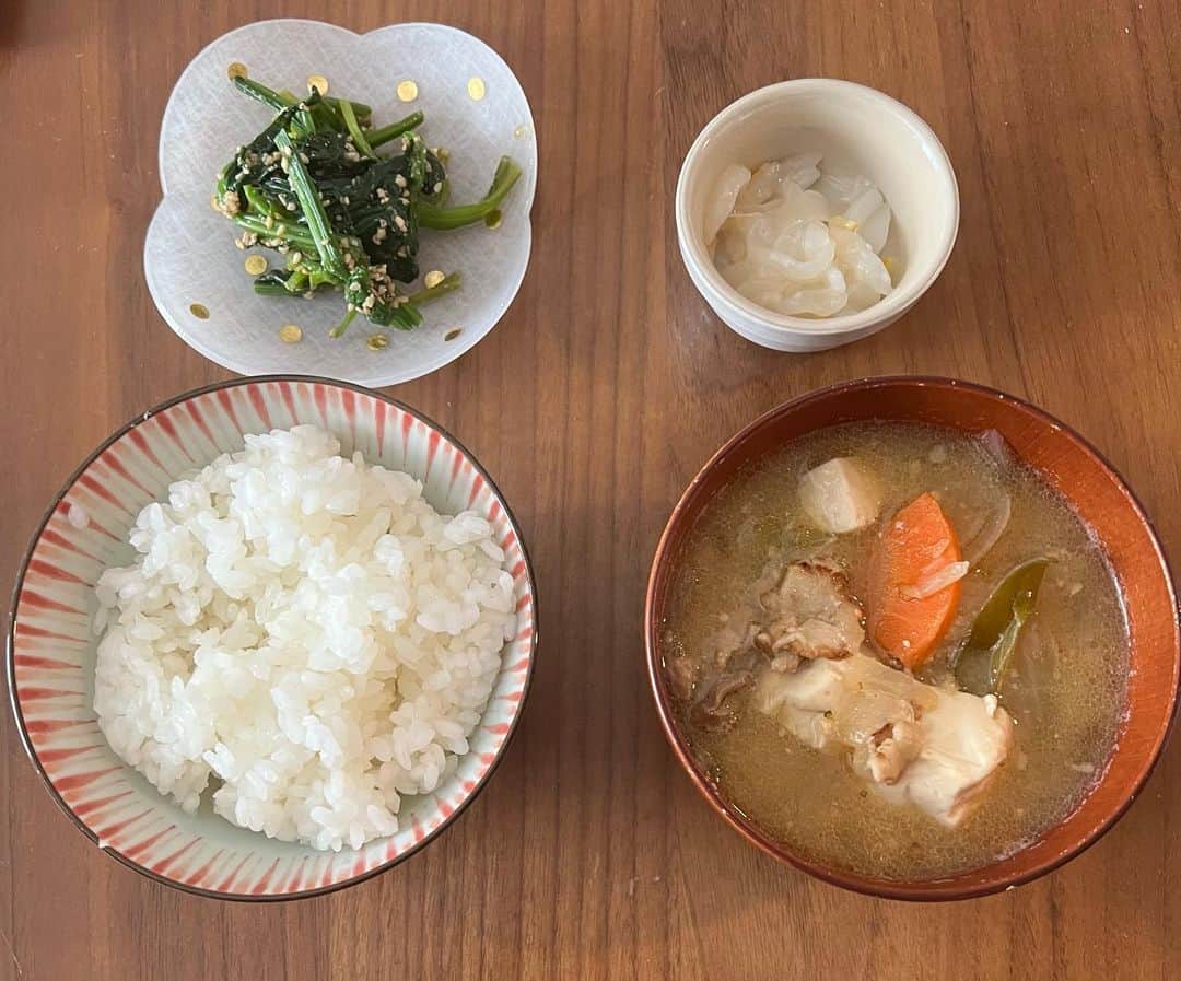 山本大樹のインスタグラム：「おはようございます！  ご飯、豚汁、ほうれん草胡麻和え、福岡で買ってきたいかの美味しいやーつ。  #ばや飯」