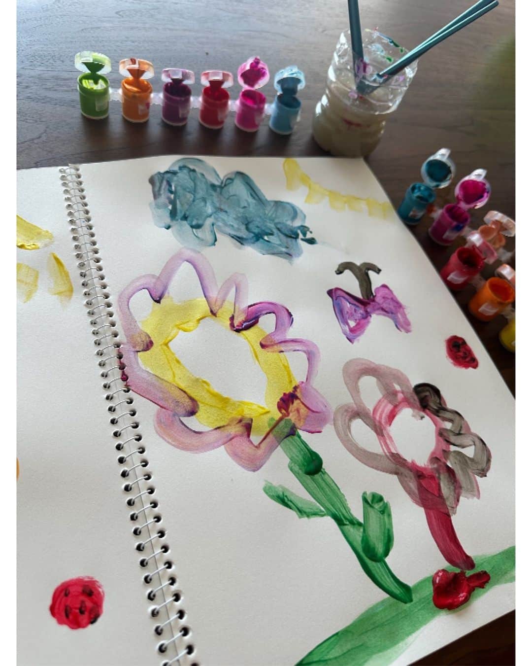 のインスタグラム：「. 「お絵描きしよー ママにお花描いてあげる💐」 って描いてくれた。 可愛いとこあるなぁ〜と大喜びの私。笑 嬉しくてこの日から、やたらと、お絵描きしよ〜って私から誘ってる。笑」