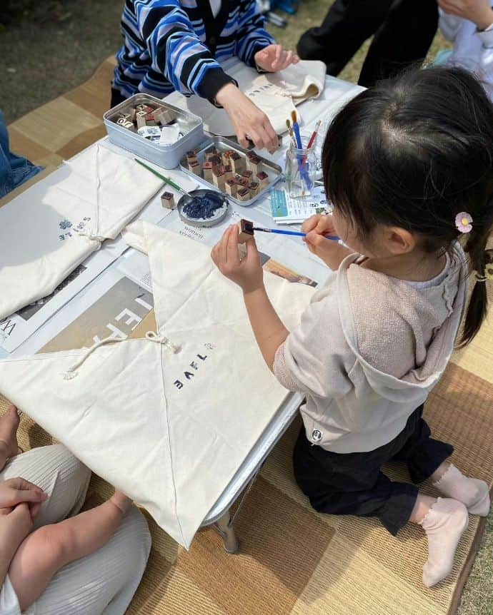 のインスタグラム：「2023.11.14  おはようございます 丘の上のパン屋です。  月曜日・火曜日は定休日となります。 また、水曜日よりよろしくお願いします。  当店では、パンの個包装での無駄をなくすべく「パン屋さんにはタッパーを持っていこう」運動をしています。 カゴのバッグに布巾をしいたり、お気に入りのお皿でもOKです。  2023年12月2日（土）にWorkshop「オリジナルBread Bag作り」開催予定です。 キャンセル待ちの状況で、たくさんの方にご参加頂けるようでとても嬉しいです。 詳細は（ @sustainable_life_creation_ ）よりご確認ください。  −−−−−−−−−  💬 一人の職人がひとつひとつ丁寧にパンを焼いています。  数には限りがございますことご了承ください。  一番パンの種類が揃っているのは、9:30〜11:30頃です。 詳しくは、サイト内「パンの焼き上がり時間」をご確認下さいませ。  −−−−−−−−−  💬 ご予約について  ●予約可能商品 ・食パン(9:30/14:00) ・カンパーニュ ・バゲット ・エッグタルト ・無農薬玄米粉パン ・シュトーレン  ※一升パン (※は木、金のお渡しになります)  📞 045-530-9683（クロワッサン🥐）  焼き上がり時間 プロフィール欄のURLから確認出来ます。  −−−−−−」