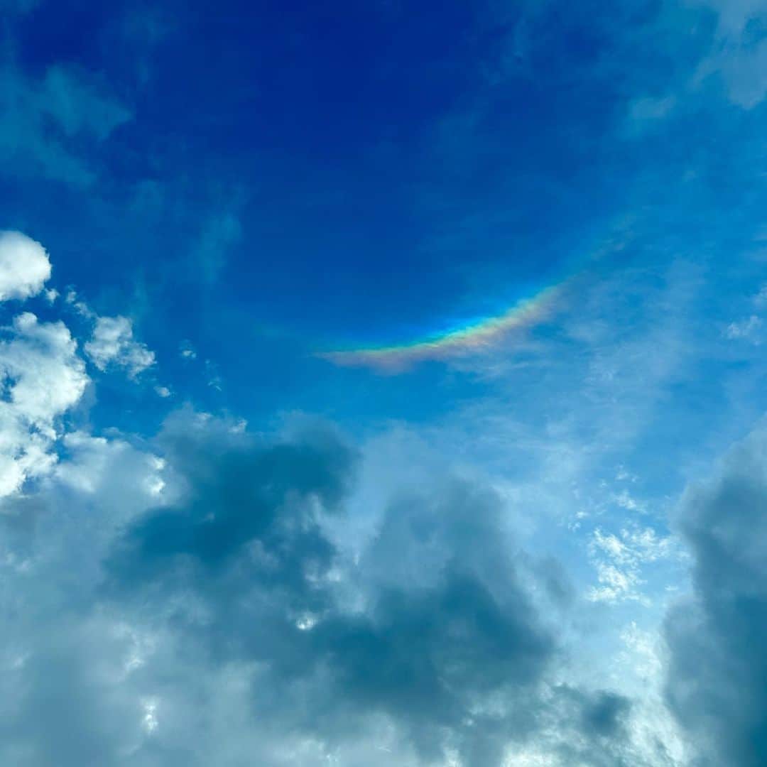 相川七瀬のインスタグラム：「「きっといいことあると信じてたいのmaybe tomorrow🎵」  という気持ちになった、空の上です😊今日も頑張っていこう🌈  #虹って素敵 #未来を感じる」