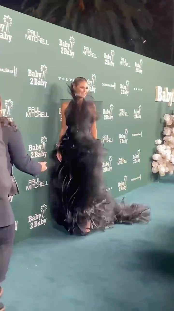 ハイディ・クルムのインスタグラム：「@baby2baby gala wearing @lever_couture 🖤🖤🖤 🎥: @enews」