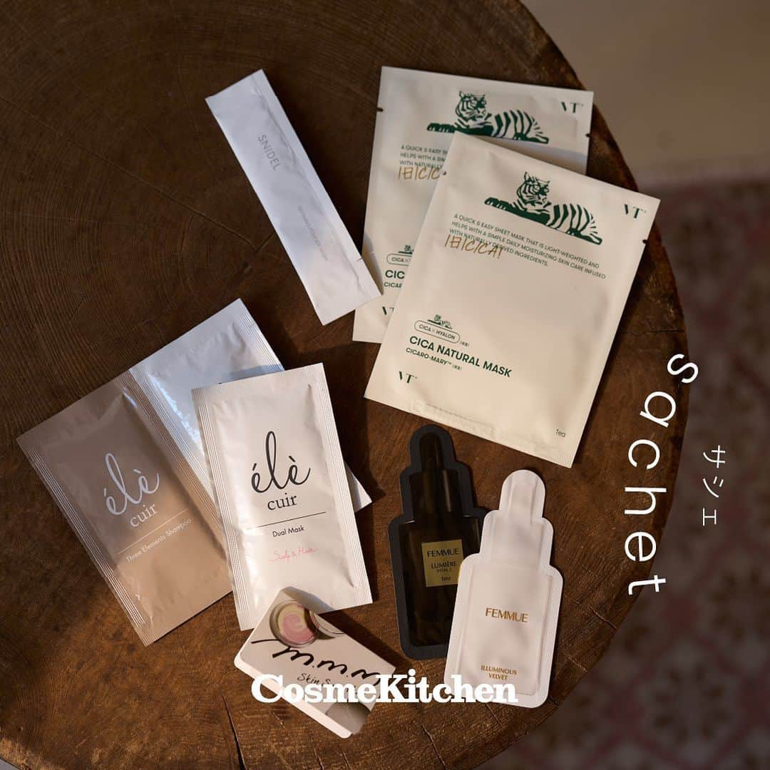 コスメキッチンさんのインスタグラム写真 - (コスメキッチンInstagram)「＼ WEB STORE 本日予約開始🎍 ／  - Cosme Kitchen HAPPY BAG 2024  ハッピーな新年を彩る、コスメキッチンの人気アイテムを詰め込んだ数量限定バッグがコスメキッチン WEB STOREにて予約開始！🛍️  髪や肌に優しいアルカリ還元イオン水をベースに、補修、保湿力に優れた成分配合にこだわった、O by Fのシャンプー、トリートメントをはじめ、コスメキッチンの化粧品部門で1位を取り続けているF organicsのモイスチャーローション、美味しくビタミンC補給を叶えるto/oneのフラワーティーフレッシュベリーが現品サイズでイン。 また、このキットでしか手に入らないsoelの限定ポーチに入ったセサミオイルもセットになって、約20,000円相当が8,800円（税込）に！🧧  さらには、VTのシートマスク2枚や、elecuireのヘアケアアイテム、お試しサイズの大人気m.m.mのスキンスムーザーをはじめ、発売前のアイテムが一足先にお楽しみいただけるサシェをラインアップ。  ■キット内容 ・【O by F】モイストシャンプー 250mL ・【O by F】リペアトリートメント 250g ・【F organics】モイスチャーローション 150mL ・【to/one】フラワーティー フレッシュベリー＜20包＞ ・【ecostore】トゥースペースト＜ホワイトニング＞ 100g ・【soel】LIVING-OIL オーガニックセサミオイル 30mL 限定ポーチ付き ・【VT】VT シカナチュラル マスク 2枚  ・【SNIDEL BEAUTY】リファイニング パウダーウォッシュ サシェ ・【FEMMUE】イルミナス ベルベット サシェ ・【FEMMUE】ルミエール ヴァイタルC サシェ ・【ele cuir】スリーエレメントシャンプー（L&F） サシェ ・【ele cuir】グロッシー＆スムースコンディショナー（L&F） サシェ ・【ele cuir】デュアル マスク (スカルプ＆ヘア) サシェ ・【m.m.m】スキンスムーザー PW ミニサイズ ・未発売アイテムのお楽しみサシェ ・【Cosme Kitchen】オリジナルエコバッグ  #cosmekitchen #コスメキッチン #naturalcosmetics #ナチュラルコスメ #ハッピーバッグ #happybag #福袋」11月14日 10時02分 - cosmekitchen