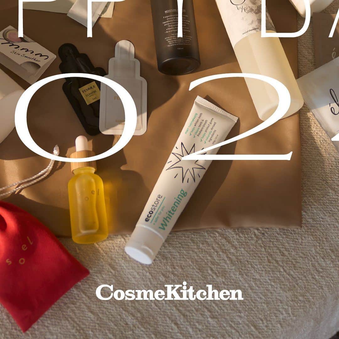 コスメキッチンのインスタグラム：「＼ WEB STORE 本日予約開始🎍 ／  - Cosme Kitchen HAPPY BAG 2024  ハッピーな新年を彩る、コスメキッチンの人気アイテムを詰め込んだ数量限定バッグがコスメキッチン WEB STOREにて予約開始！🛍️  髪や肌に優しいアルカリ還元イオン水をベースに、補修、保湿力に優れた成分配合にこだわった、O by Fのシャンプー、トリートメントをはじめ、コスメキッチンの化粧品部門で1位を取り続けているF organicsのモイスチャーローション、美味しくビタミンC補給を叶えるto/oneのフラワーティーフレッシュベリーが現品サイズでイン。 また、このキットでしか手に入らないsoelの限定ポーチに入ったセサミオイルもセットになって、約20,000円相当が8,800円（税込）に！🧧  さらには、VTのシートマスク2枚や、elecuireのヘアケアアイテム、お試しサイズの大人気m.m.mのスキンスムーザーをはじめ、発売前のアイテムが一足先にお楽しみいただけるサシェをラインアップ。  ■キット内容 ・【O by F】モイストシャンプー 250mL ・【O by F】リペアトリートメント 250g ・【F organics】モイスチャーローション 150mL ・【to/one】フラワーティー フレッシュベリー＜20包＞ ・【ecostore】トゥースペースト＜ホワイトニング＞ 100g ・【soel】LIVING-OIL オーガニックセサミオイル 30mL 限定ポーチ付き ・【VT】VT シカナチュラル マスク 2枚  ・【SNIDEL BEAUTY】リファイニング パウダーウォッシュ サシェ ・【FEMMUE】イルミナス ベルベット サシェ ・【FEMMUE】ルミエール ヴァイタルC サシェ ・【ele cuir】スリーエレメントシャンプー（L&F） サシェ ・【ele cuir】グロッシー＆スムースコンディショナー（L&F） サシェ ・【ele cuir】デュアル マスク (スカルプ＆ヘア) サシェ ・【m.m.m】スキンスムーザー PW ミニサイズ ・未発売アイテムのお楽しみサシェ ・【Cosme Kitchen】オリジナルエコバッグ  #cosmekitchen #コスメキッチン #naturalcosmetics #ナチュラルコスメ #ハッピーバッグ #happybag #福袋」