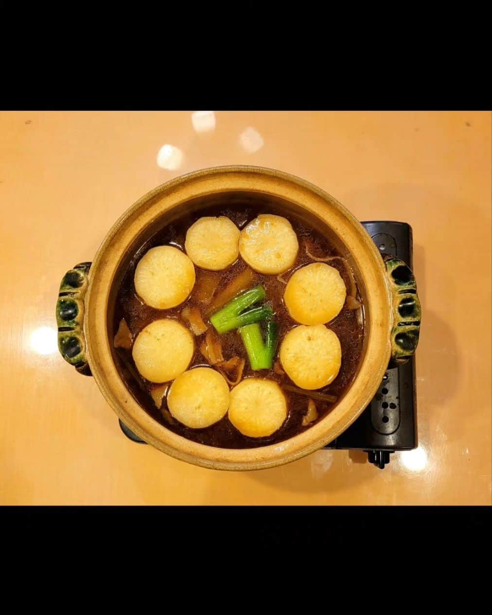 布川敏和のインスタグラム：「皆さん、日々是好日～(^o^)/  . 食欲の秋 いかがお過ごしですかぁ～？  昨日の鍋の残り出汁に 大根を入れといたら~~~  超シミシミのマイウー大根が完成したよ~~~！  今日の晩飯用に 秋刀魚を買ってあるのだぁ~~~𓆟  ってな訳でぇ～  こないだ行った マイウー店の動画ですぅ~~~😋  【スタッフと湯麺と焼売と八宝菜】  . ☺️布川敏和 オフィシャル HP↓ https://fucknofficial.amebaownd.com   ☺️所属プロダクション Fdce HP↓ https://www.r4c-fdce.com  .  #布川敏和 #食欲の秋」