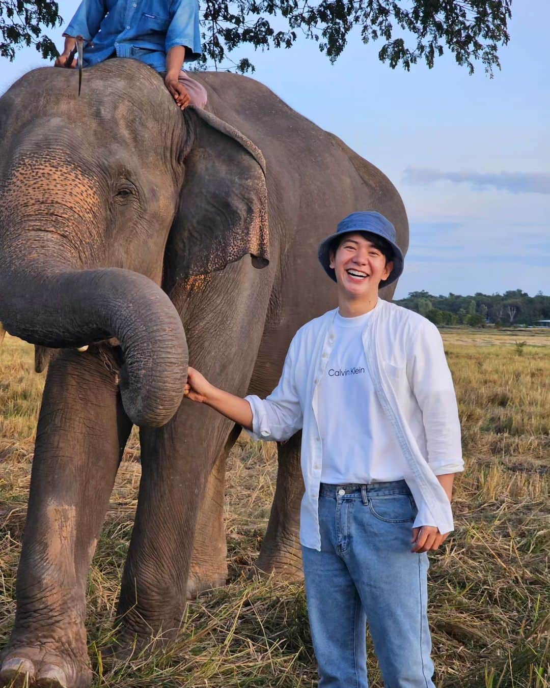 アイス・サランユーのインスタグラム：「🌞Good Morning Sunrin City  สุรินทร์ถิ่นช้างใหญ่🐘 📷 By N'Nuii #ไอซ์ศรัณยู #icesarunyu  #อสทออนทีวี  #comingsoon」