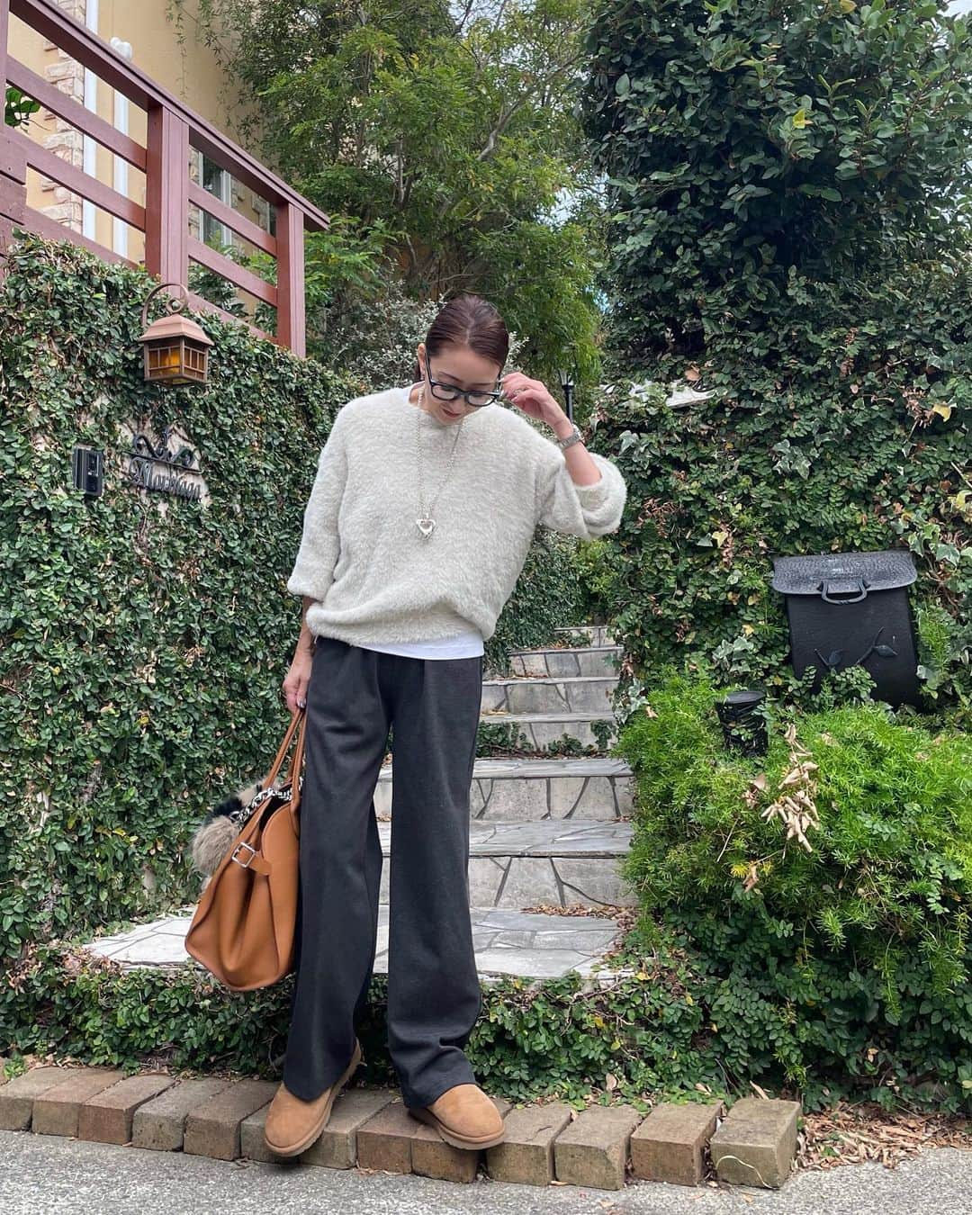 のインスタグラム：「全部有り合わせだけど 全然大丈夫☝️🤣🤣  ニット　　@american_holic  インナーtシャツ　　@omnes_web  ボトムス　　@amely__official  靴　　　@uggjapan  バッグ　　@jistory_official  ネックレス　　@chieko_official  ファーサブバッグ　　@shein_japan   #locari  #partegram  #mery#beautiful #beaustagrammer  #fashionista #fashion  #instagood #fashionblogger #jマダムのおしゃれ #53歳#53yearsold #164cm#164cmコーデ#アンチエイジング #アラフィフコーデ#アラフォーコーデ#大人ファッション#今日のコーデ #今日の服 #今日のファッション#おしゃれさんと繋がりたい#秋コーデ#PR」