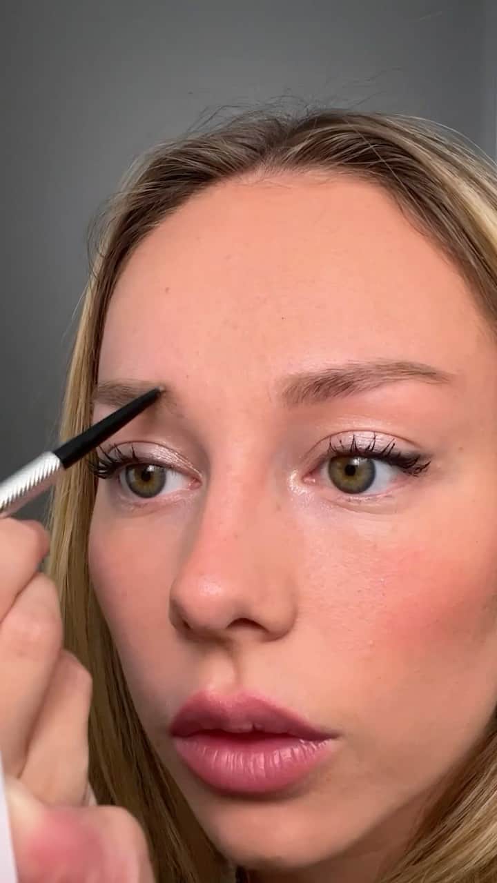Vogue Beautyのインスタグラム：「#Elite star @ester_exposito loves a multiuse product! In her episode of Vogue’s #BeautySecrets, the actress shares her go-to brow product which also doubles as a pencil to accentuate her natural freckles. Tap the link in our bio to watch the full episode.」