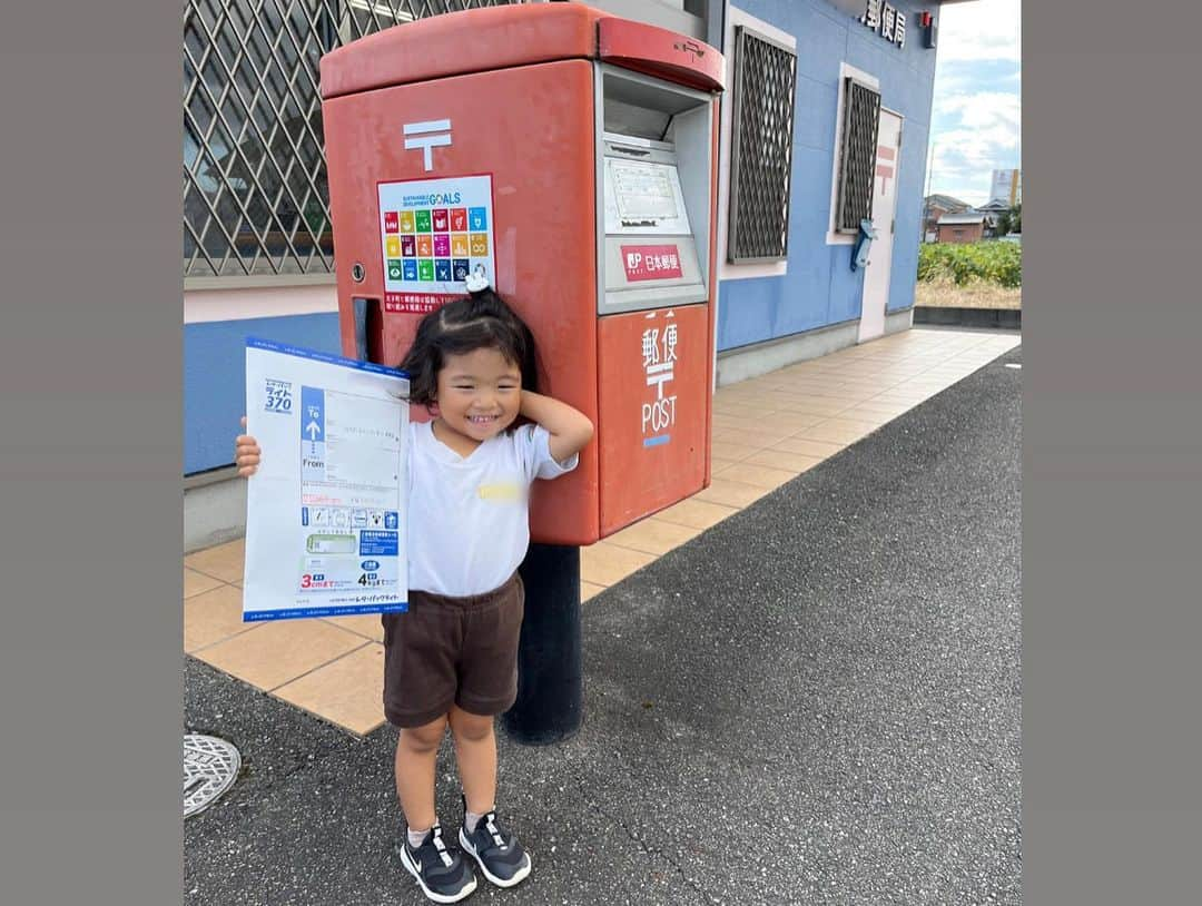 aco.さんのインスタグラム写真 - (aco.Instagram)「📷2023.10.5  娘の#ヘアドネーション の記録  娘は（息子もだったけど） 生まれた時から髪がふっさふさで あっという間にくくれるようになり 娘も切りたいという事がなかったので 気付いたらお尻より長く伸びていました  そろそろしっかり結い上げないと 邪魔になる事が増えてきたので切ることにしましたが 一度も切ったことのない髪はふわふわで 長い年月を一緒に過ごしたと思うと 普通にカットしてさよならするのも寂しく、 できることならヘアドネーションしたいと考えていました  運動会も終わって涼しくなった頃 美容院へ  美容師さんの計らいで 最初の一本は私がカットさせて頂きました✂︎ pic4，写真の角度で繋がって見えますがカット後です  （ちゃんとした美容師さんのハサミなんて初めて扱ったので 　すごく切れてびっくりしましたー！）  ネットのヘアカタログで 娘が選んだ “サラサラの可愛いボブ” の写真を見せて お願いしたのですが 切っていくと思いの外、娘の髪の癖が強くて 美容師さんも苦戦されていました😂 （私のカットより時間かかってた笑）  普段は癖を活かして仕上げるけど 初めてのカットだから 本人の理想通りに仕上がって嬉しい気持ちを尊重したい と言って下さり 綺麗にアイロンまでかけてサラサラにしてくれました✨  娘は仕上がりに恥ずかしがりながらもご満悦😚  カット時間は長めでしたが ずっと大人しく座っていて 美容師さんにほんとにおりこうさんやったね〜と 褒めて頂きました （緊張して見てたんだと思うけど笑）  翌日はストレート寄りに仕上げようと 私も頑張りましたが それ以降はもう諦めて、癖を活かしたヘアスタイルで  1歳の時から寝る時もずっとくくっていたので それで癖がついているのか地毛なのか分かりませんが ふわふわの癖毛が娘らしくて 今ではこれがトレードマーク . . . カットした髪は @npojhdac さんに送りました 娘の手で局員さんに渡しました😊  娘にはまだはっきり理解できなかったと思うけど 困っているお友達に ◯◯ちゃんの髪の毛をプレゼントするよ、と話をして  大きくなった時にこんな事があったなぁと 思い出してくれたらいいな  そして4年間ずっと一緒だった娘の髪が どこかでまた愛されているととても嬉しいです . . . . . #aco子育て記録 . #初めてのヘアカット #季節を楽しむ暮らし #ムクリ #マイホーム #こどものいる暮らし #こどもと暮らす #子育てを楽しむ #4歳 #4歳女の子 #10月生まれ #幼稚園児 #こどものいる暮らし #こどもと暮らす #子育てを楽しむ  #11歳差子育て #年の差兄妹 #年の差育児  #暮らしを楽しむ家づくり #暮らしの記録 #日常の記録 #日常を楽しむ #日常を楽しく .」11月14日 10時23分 - aco.chaaaaan