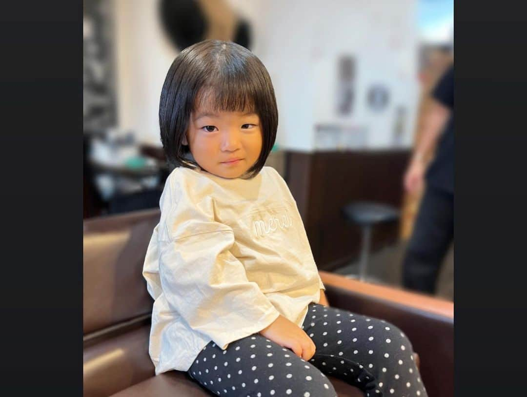 aco.さんのインスタグラム写真 - (aco.Instagram)「📷2023.10.5  娘の#ヘアドネーション の記録  娘は（息子もだったけど） 生まれた時から髪がふっさふさで あっという間にくくれるようになり 娘も切りたいという事がなかったので 気付いたらお尻より長く伸びていました  そろそろしっかり結い上げないと 邪魔になる事が増えてきたので切ることにしましたが 一度も切ったことのない髪はふわふわで 長い年月を一緒に過ごしたと思うと 普通にカットしてさよならするのも寂しく、 できることならヘアドネーションしたいと考えていました  運動会も終わって涼しくなった頃 美容院へ  美容師さんの計らいで 最初の一本は私がカットさせて頂きました✂︎ pic4，写真の角度で繋がって見えますがカット後です  （ちゃんとした美容師さんのハサミなんて初めて扱ったので 　すごく切れてびっくりしましたー！）  ネットのヘアカタログで 娘が選んだ “サラサラの可愛いボブ” の写真を見せて お願いしたのですが 切っていくと思いの外、娘の髪の癖が強くて 美容師さんも苦戦されていました😂 （私のカットより時間かかってた笑）  普段は癖を活かして仕上げるけど 初めてのカットだから 本人の理想通りに仕上がって嬉しい気持ちを尊重したい と言って下さり 綺麗にアイロンまでかけてサラサラにしてくれました✨  娘は仕上がりに恥ずかしがりながらもご満悦😚  カット時間は長めでしたが ずっと大人しく座っていて 美容師さんにほんとにおりこうさんやったね〜と 褒めて頂きました （緊張して見てたんだと思うけど笑）  翌日はストレート寄りに仕上げようと 私も頑張りましたが それ以降はもう諦めて、癖を活かしたヘアスタイルで  1歳の時から寝る時もずっとくくっていたので それで癖がついているのか地毛なのか分かりませんが ふわふわの癖毛が娘らしくて 今ではこれがトレードマーク . . . カットした髪は @npojhdac さんに送りました 娘の手で局員さんに渡しました😊  娘にはまだはっきり理解できなかったと思うけど 困っているお友達に ◯◯ちゃんの髪の毛をプレゼントするよ、と話をして  大きくなった時にこんな事があったなぁと 思い出してくれたらいいな  そして4年間ずっと一緒だった娘の髪が どこかでまた愛されているととても嬉しいです . . . . . #aco子育て記録 . #初めてのヘアカット #季節を楽しむ暮らし #ムクリ #マイホーム #こどものいる暮らし #こどもと暮らす #子育てを楽しむ #4歳 #4歳女の子 #10月生まれ #幼稚園児 #こどものいる暮らし #こどもと暮らす #子育てを楽しむ  #11歳差子育て #年の差兄妹 #年の差育児  #暮らしを楽しむ家づくり #暮らしの記録 #日常の記録 #日常を楽しむ #日常を楽しく .」11月14日 10時23分 - aco.chaaaaan