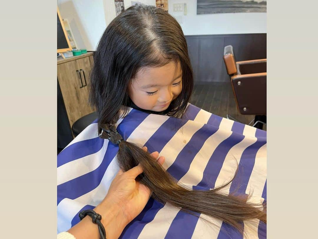 aco.さんのインスタグラム写真 - (aco.Instagram)「📷2023.10.5  娘の#ヘアドネーション の記録  娘は（息子もだったけど） 生まれた時から髪がふっさふさで あっという間にくくれるようになり 娘も切りたいという事がなかったので 気付いたらお尻より長く伸びていました  そろそろしっかり結い上げないと 邪魔になる事が増えてきたので切ることにしましたが 一度も切ったことのない髪はふわふわで 長い年月を一緒に過ごしたと思うと 普通にカットしてさよならするのも寂しく、 できることならヘアドネーションしたいと考えていました  運動会も終わって涼しくなった頃 美容院へ  美容師さんの計らいで 最初の一本は私がカットさせて頂きました✂︎ pic4，写真の角度で繋がって見えますがカット後です  （ちゃんとした美容師さんのハサミなんて初めて扱ったので 　すごく切れてびっくりしましたー！）  ネットのヘアカタログで 娘が選んだ “サラサラの可愛いボブ” の写真を見せて お願いしたのですが 切っていくと思いの外、娘の髪の癖が強くて 美容師さんも苦戦されていました😂 （私のカットより時間かかってた笑）  普段は癖を活かして仕上げるけど 初めてのカットだから 本人の理想通りに仕上がって嬉しい気持ちを尊重したい と言って下さり 綺麗にアイロンまでかけてサラサラにしてくれました✨  娘は仕上がりに恥ずかしがりながらもご満悦😚  カット時間は長めでしたが ずっと大人しく座っていて 美容師さんにほんとにおりこうさんやったね〜と 褒めて頂きました （緊張して見てたんだと思うけど笑）  翌日はストレート寄りに仕上げようと 私も頑張りましたが それ以降はもう諦めて、癖を活かしたヘアスタイルで  1歳の時から寝る時もずっとくくっていたので それで癖がついているのか地毛なのか分かりませんが ふわふわの癖毛が娘らしくて 今ではこれがトレードマーク . . . カットした髪は @npojhdac さんに送りました 娘の手で局員さんに渡しました😊  娘にはまだはっきり理解できなかったと思うけど 困っているお友達に ◯◯ちゃんの髪の毛をプレゼントするよ、と話をして  大きくなった時にこんな事があったなぁと 思い出してくれたらいいな  そして4年間ずっと一緒だった娘の髪が どこかでまた愛されているととても嬉しいです . . . . . #aco子育て記録 . #初めてのヘアカット #季節を楽しむ暮らし #ムクリ #マイホーム #こどものいる暮らし #こどもと暮らす #子育てを楽しむ #4歳 #4歳女の子 #10月生まれ #幼稚園児 #こどものいる暮らし #こどもと暮らす #子育てを楽しむ  #11歳差子育て #年の差兄妹 #年の差育児  #暮らしを楽しむ家づくり #暮らしの記録 #日常の記録 #日常を楽しむ #日常を楽しく .」11月14日 10時23分 - aco.chaaaaan