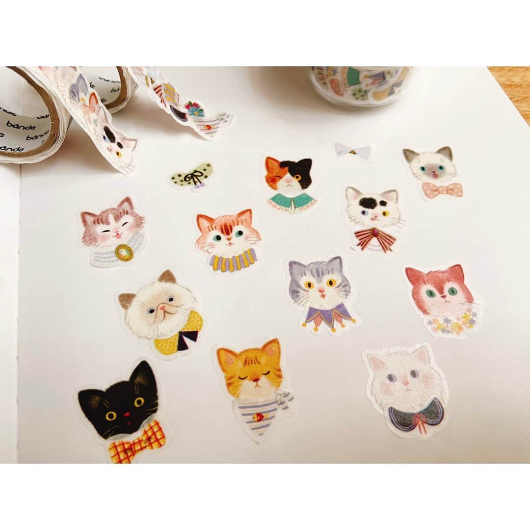おおで ゆかこのインスタグラム：「組み合わせて楽しめる、一枚ずつめくれるマスキングテープ『おきがえねこ』がbande storeにて販売スタートです🎶🐱 bande.ne.jp/?pid=177689005 全国販売店さまでも順次発売予定です。  ※天候や情勢により発売予定日が予告なく変更となる場合がございます  12/14からの #文具女子博2023 でも置かれます！」