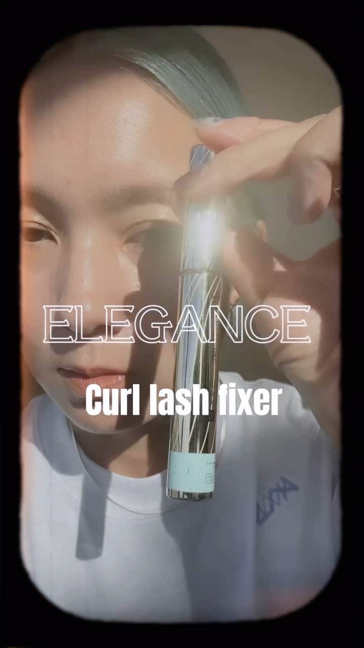 三苫愛のインスタグラム：「フィルムマスカラが大好き。でもカールをもっとキープさせたいという悩みに応えてくれるのがこの @elegance_cosmetics のラッシュカールフィクサー👁️ 日本でもお客様に使ったり、自分にも何度も試してますが、やっぱり仕上がりが良い。 ぱちっとまつ毛をあげたい気分の日にどうぞ🤎」