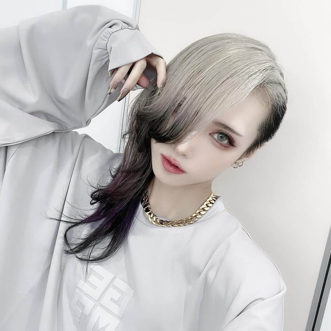 青木志貴のインスタグラム：「先日の自分の冠番組でのヘアメ☝️ 刈り上げちょっと長くなっちゃったけど、片方に纏めて少し動きつけてもらったこういう雰囲気の髪型がなんだかんだ1番好き😚 2枚目は夜遅くて誰もおらんトイレの自撮り なんかトイレの照明って盛れるよね？わいだけ？？？」