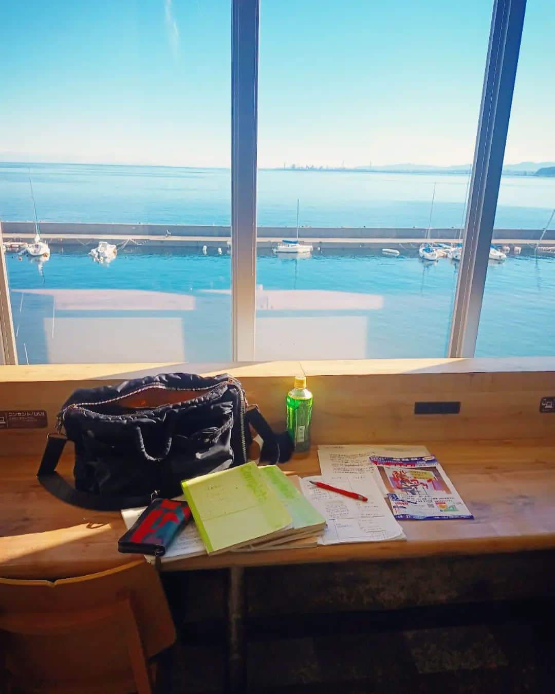 松本隆博のインスタグラム：「。 さ、ここで仕事やります、 良いアイデアが降ってきます よーーーに☀☀🌊🌊 ( ᴖ ·̫ ᴖ )  年内のイベント準備しておかない と…ヤバめ💦  還暦少年 松本隆博」