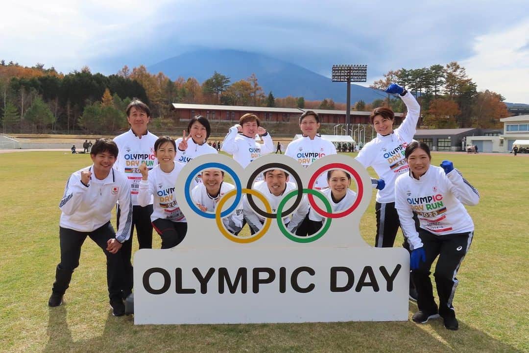 中川真依のインスタグラム：「. 久しぶりにオリンピックデーランに 参加しました🏃‍♀️🏃🏃‍♂️✨ 開催地は富士吉田🗻✨  富士山をとても近くで感じながら 自然豊かな場所でのスポーツは とても気持ちが良かったです☺️🍁✨  たくさんのアスリートの皆さんにもお会いでき あっという間の楽しい時間でした🥰👌  #オリンピックデーラン #joc #富士吉田 #スポーツの秋」