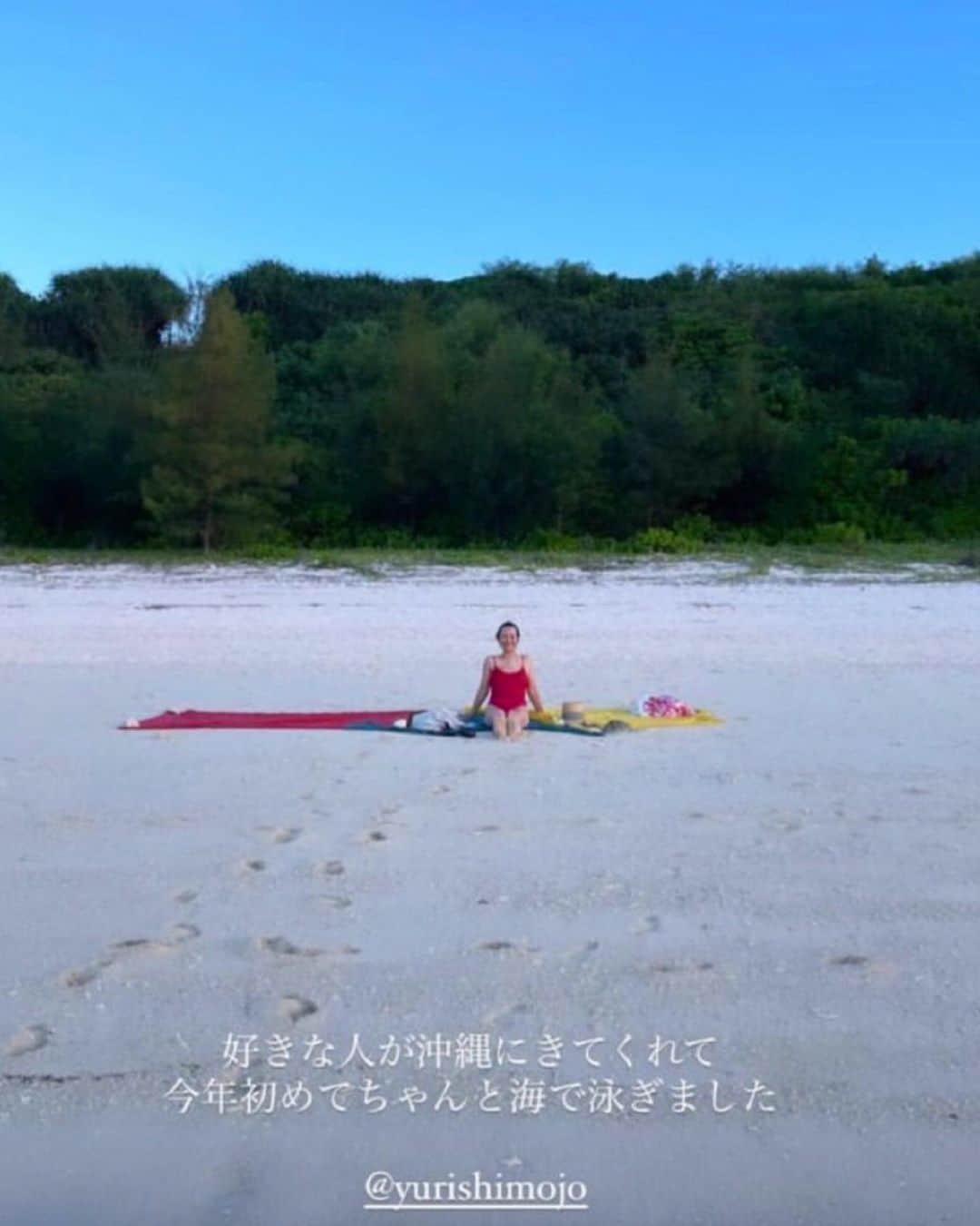 下條ユリさんのインスタグラム写真 - (下條ユリInstagram)「🌌 宮沢賢治『インドラの網』 この夏キッタちゃんが教えてくれた。(日本語↓あるよ)  Kitta @yuko_kitta taught me about the profound "Indra's Net" by Kenji Miyazawa this summer.  We flipped upside down and watched the sunset rise into the Pacific Ocean together.  Floating like fetuses and cooking colorful Okinawan vegetables, we shared the stories of our loved ones.  She took me to a secret cove of the great mother rock. The mothership has protected our planet since it began, telling us to believe in ourselves.   Scheming some super colorful gangsta badass best bonfire ritual ever and laughing out loud so hard by confirming the absolute right way to do it together.   After more than a year of heavy cancer treatment that regenerated every cell of my body, followed by Rudy becoming a spirit, I became empty for a while.  "Can I come over ?"  I asked. Kitta kindly ( maybe more naturally) accepted nothing but my intuitive sudden proposal to visit her in Okinawa from New York. It was almost our first hangout session. It eventually guided us to the portal, which opened for Indra's Net.  I pray. One day, everyone in the world could interconnect by exchanging shining jewels that each of us inherent and be able to interreflect on each other's light.  Thank you, Kitta, for connecting me with "Indra's Net"  As if unraveling, Like crossing the Milky Way, I was able to make this piece.   With a very special ink made and gifted to me by Jason Logan  @torontoinkcompany   On view @farmoon_kyoto  Until Nov 26th 🌌  逆さの夕陽が太平洋の中に昇っていくのをひっくり返って一緒に見た。  胎児の様に浮かんだり、綺麗な色の野菜を料理したりしながら、愛する人たちの話をした。  太古からこの惑星を守る岩が鎮座する秘密の入り江に招いてくれて、母なる岩に自分を信じて大丈夫、と言ってもらえた。  「はんぱないはんぱもんのお焚き上げ」なんて祭事を企み、お腹の底から一緒に笑って、正しいおとしまえのつけ方に納得した。  全身の細胞が生まれ変わるような癌の治療を1年以上して、その後るーちんが魂になって、しばらくの間わたしは空っぽになっていた。  「行っていい？」 ただ直感だけに動かされ、NYからいきなり沖縄にやって来たわたしを親切に(いや自然に)受け止めてくれたキッタちゃん、ほとんどお初のわたしたちのセッション。結果それは、わたしたちを『インドラの網』へと開かれたポータルへ導いてくれた。  祈る。 もし世界中の誰もが、それぞれ生まれながらに持つ宝珠を交換し合う事で繋がり、その光で互いに映し合っていけたなら。  キッタちゃん 『インドラの網』 に繋げてくれてありがとう。  解けるように、 天の川を渡るように、 この絵が描けたよ。  @torontoinkcompany から贈られた特別なインクでね。  下條ユリ　 線と点と　展   Yuri Shimojo  Exhibition in Kyoto  “A line  and  a dot  and”   〜　2023. 11.26 (日)  @farmoon_kyoto  Farmoon 茶楼　 左京区北白川東久保田町九 Kyoto Japan 🌌  #IndrasNet  #インドラの網」11月14日 10時21分 - yurishimojo